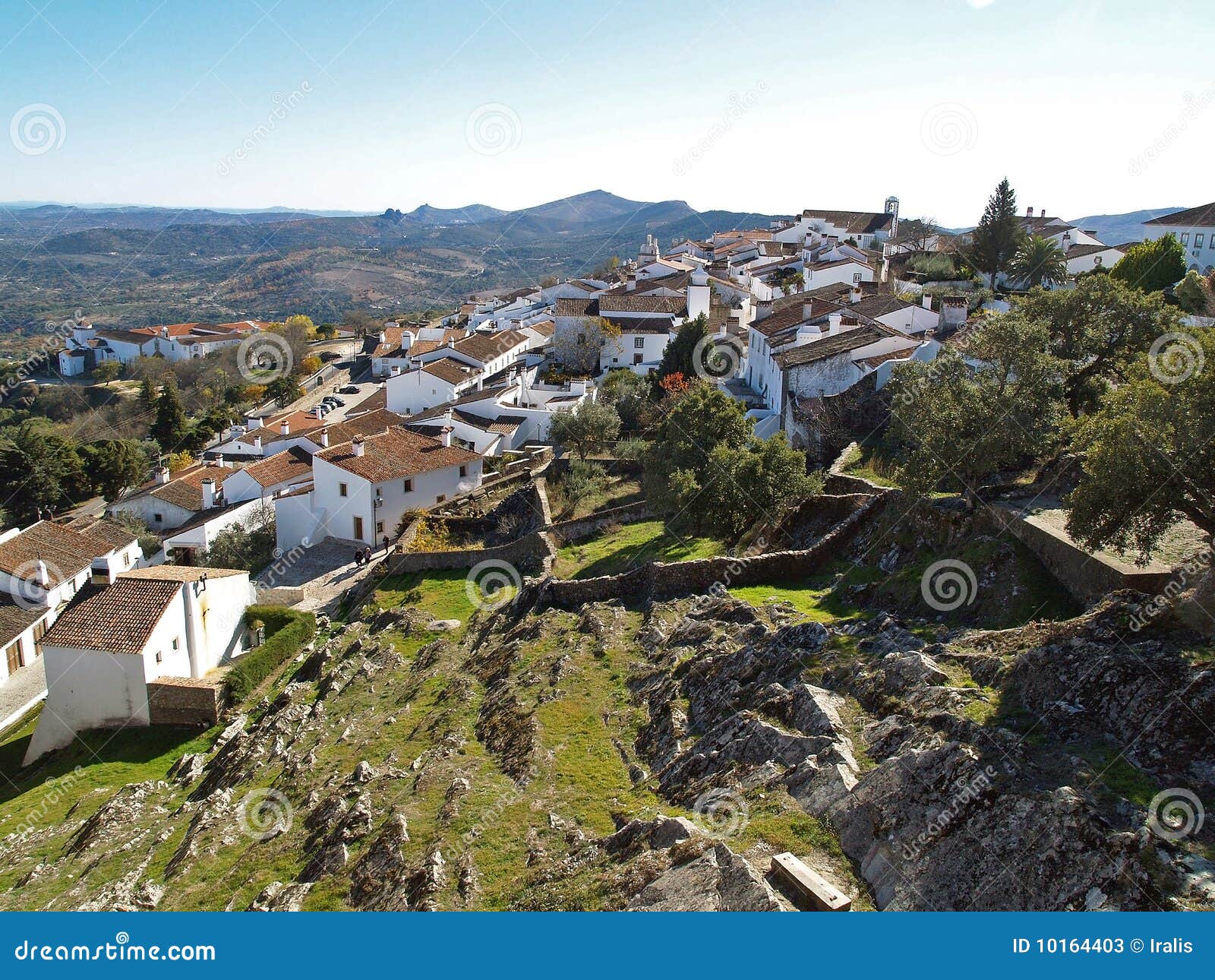 1 monsaraz. Alentejo расстояния взгляд маленького города Португалии monsaraz форта вниз