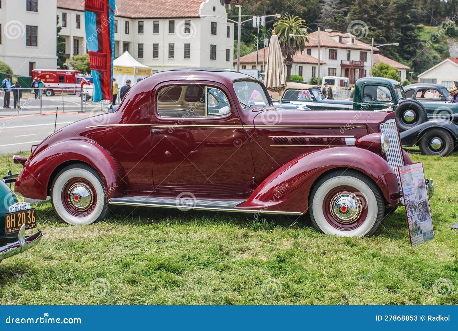 1937 Packard 110 Coupé. SAN FRANCISCO - MEI 27: Een 1937 Packard 110 is de Coupé op vertoning tijdens de Gouden Verjaardag van de Brug vijfenzeventigste van de Poort in San Francisco op 27 Mei, 2012