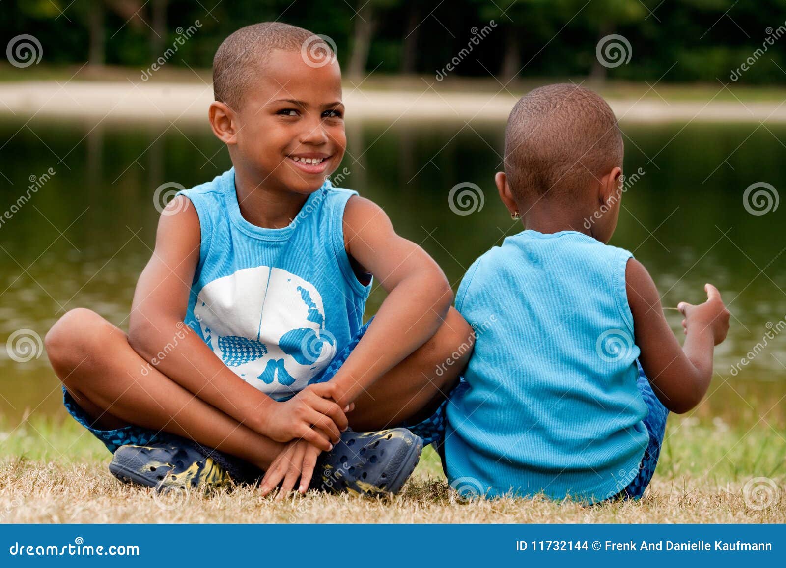 2 crianças africanas. Família preta feliz que aprecia seu dia livre