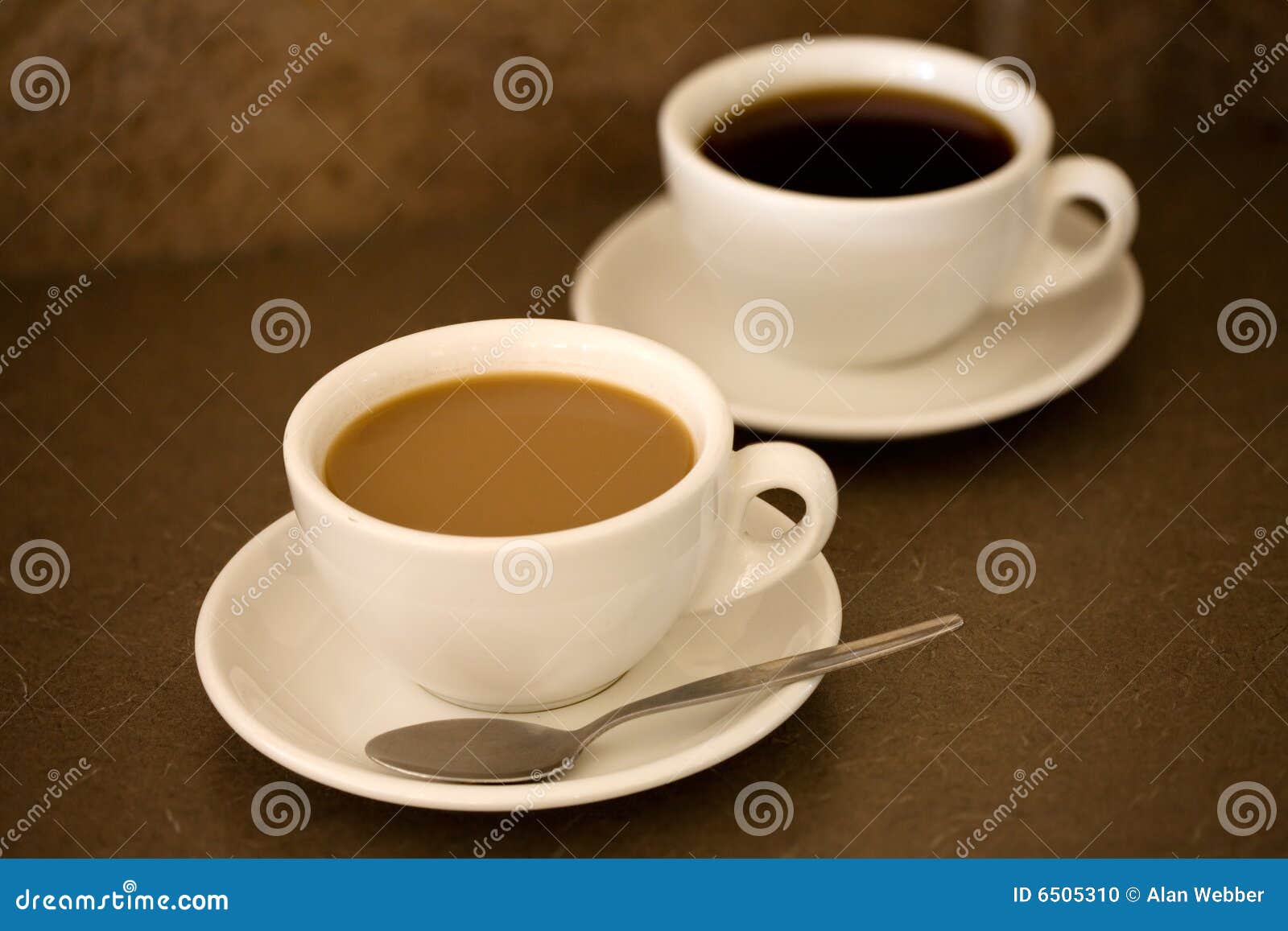 Ventileren krullen Vakman 2 koppen van koffie stock foto. Image of koffie, drank - 6505310