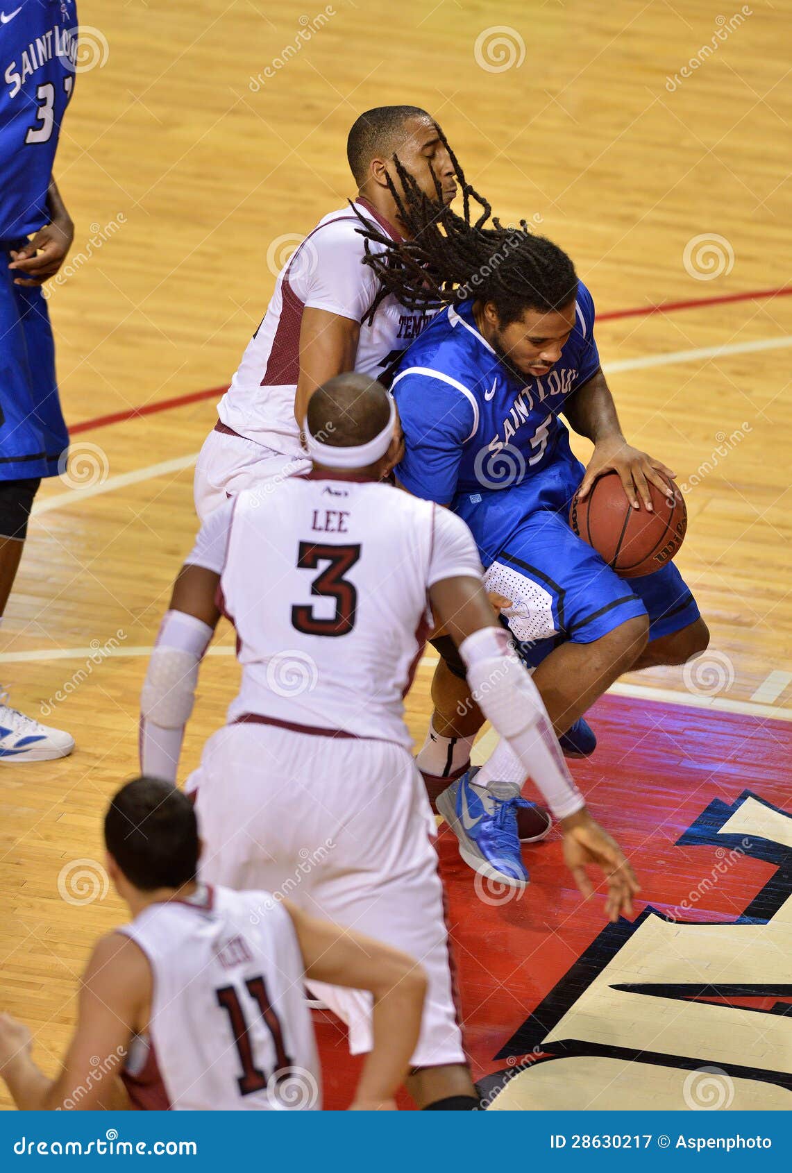 2013 pallacanestro del NCAA - rimbalzo. FILADELFIA - 12 GENNAIO: Guardia Jordair Jett di Billikens del Saint Louis (5) gestisce un rimbalzo nel traffico durante il gioco di conferenza di pallacanestro dell'Atlantico 10 contro tempio il 12 gennaio 2013 in Filadelfia.