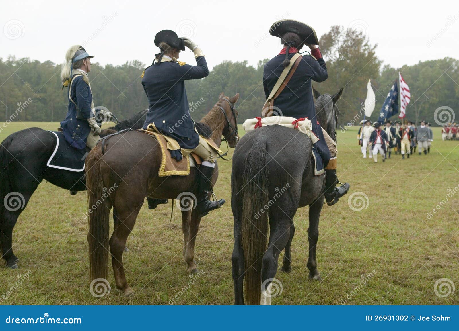 225th Jahrestag des Sieges bei Yorktown,. General George Washington und Personal sich vorbereiten, Spalte der kontinentalen Patriottruppen am Auslieferung-Feld am 225. Jahrestag des Sieges bei Yorktown zu begrüssen, eine Wiederinkraftsetzung der Belagerung von Yorktown, in dem General George Washington 17.600 amerikanische französische Truppen der Truppen und Bleis 5500 des Frenchcomte de Rochambeau befahl und zusammen besiegte General Lord Cornwallis, der seine Arme auf Octo übergab