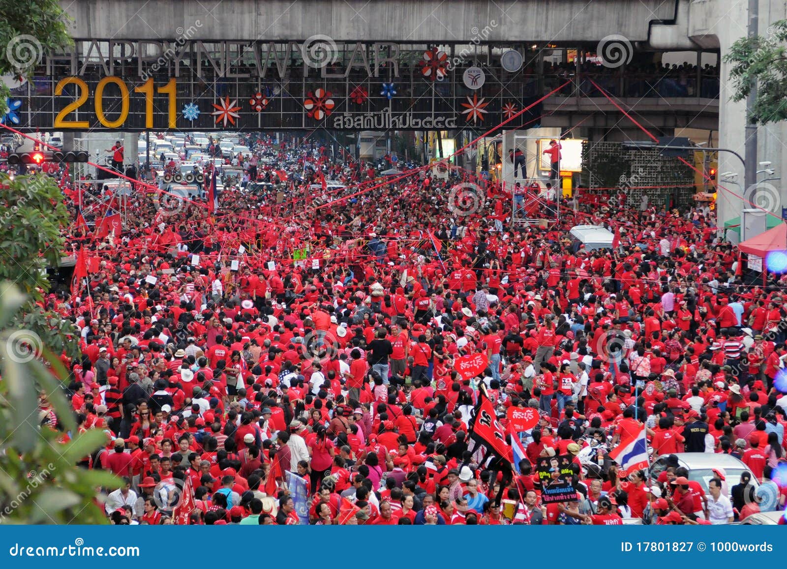 30.000 roter Hemd-Protest in Bangkok, 9. Januar 2011. BANGKOK - 9. JANUAR: 30.000 Antiregierung rote Hemden protestieren an der Rachaprasong Verzweigung am 9. Januar 2011 in Bangkok, Thailand. Die roten Hemden fordern politische Verbesserung und neue Wahlen.