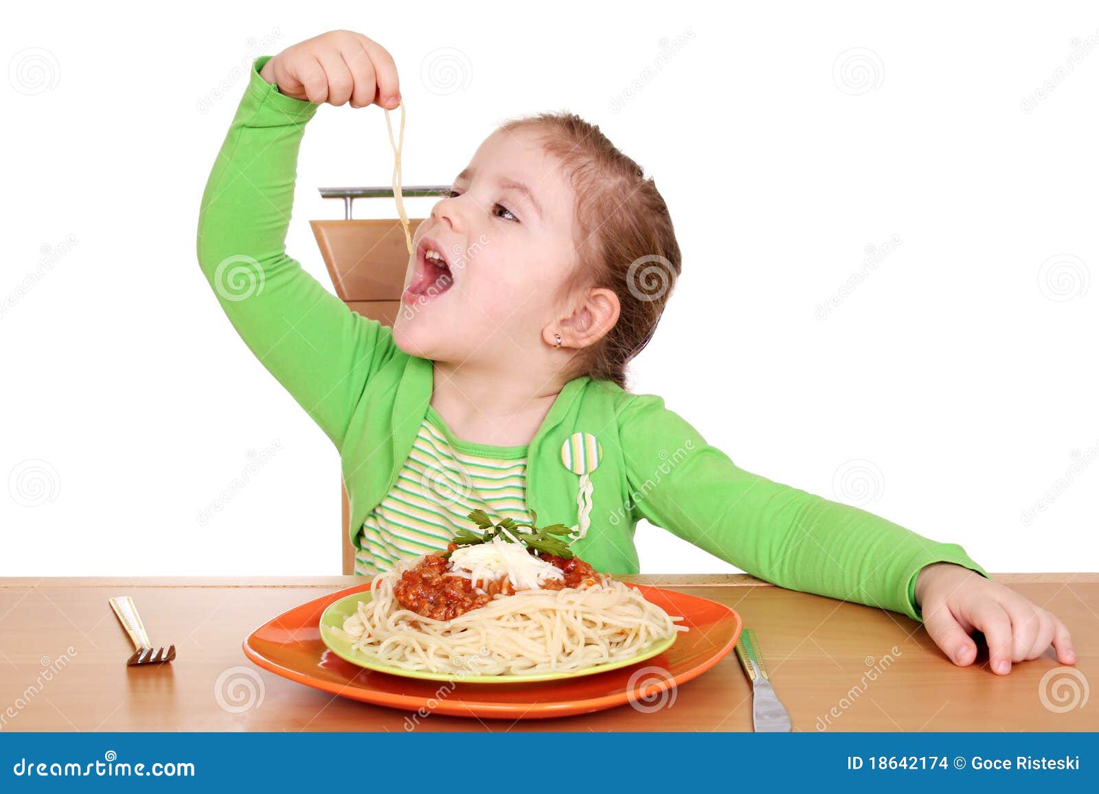 Голодный возраст. Кушать руками. Ребенок тянется за едой. Мальчик ест руками.