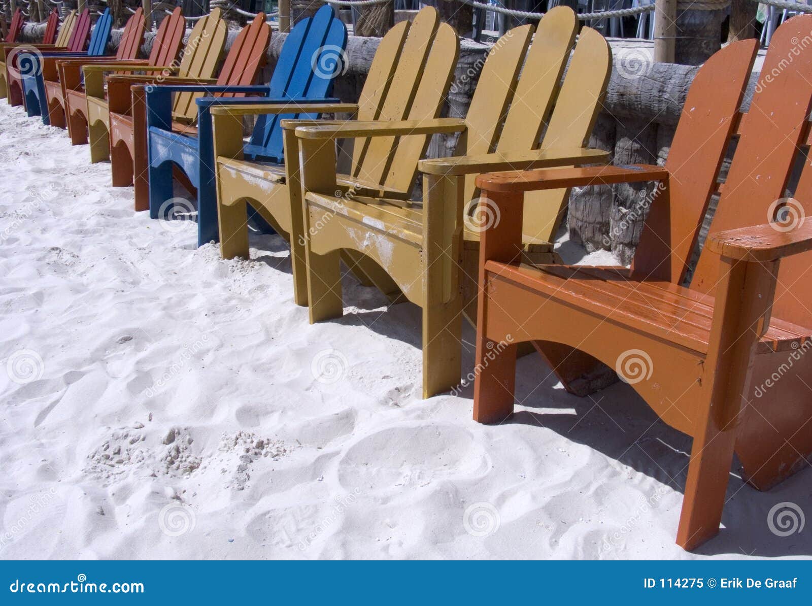 4 krzesła na plaży