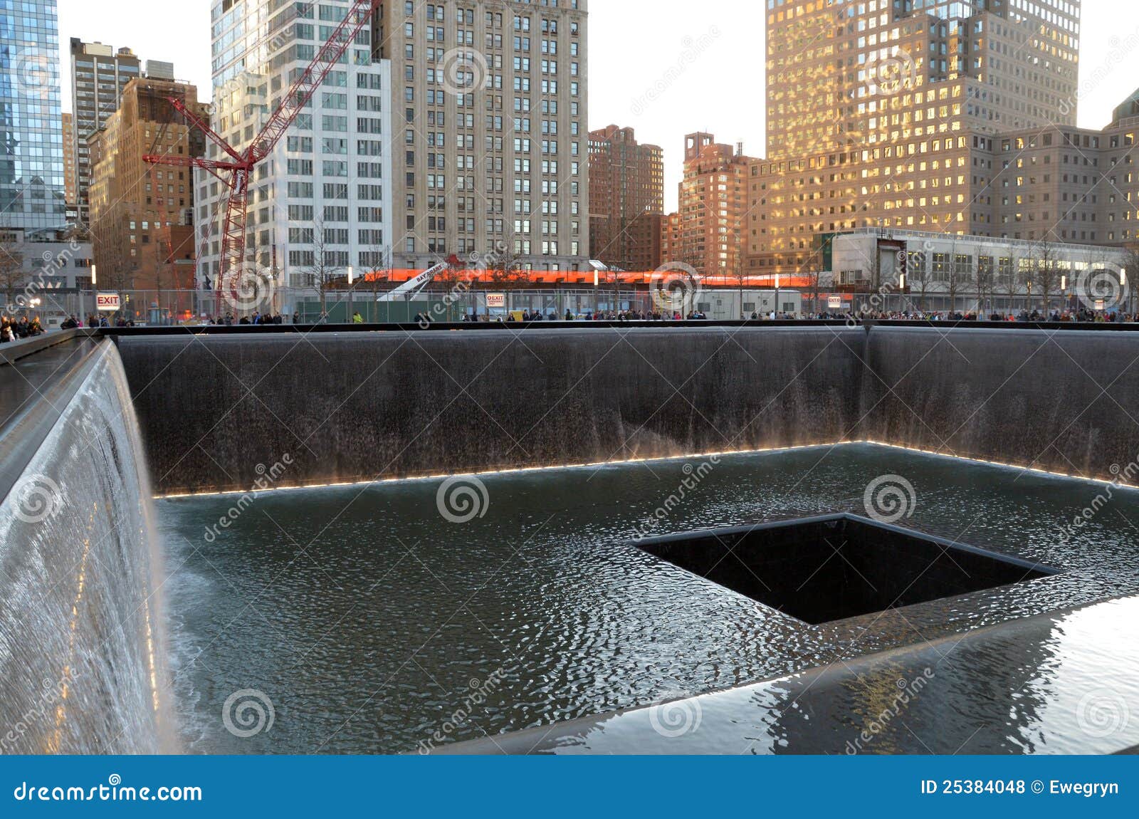 911 miasto pamiątkowy nowy York. 911 przepływu fontanny pamiątkowa nyc zmierzchu woda