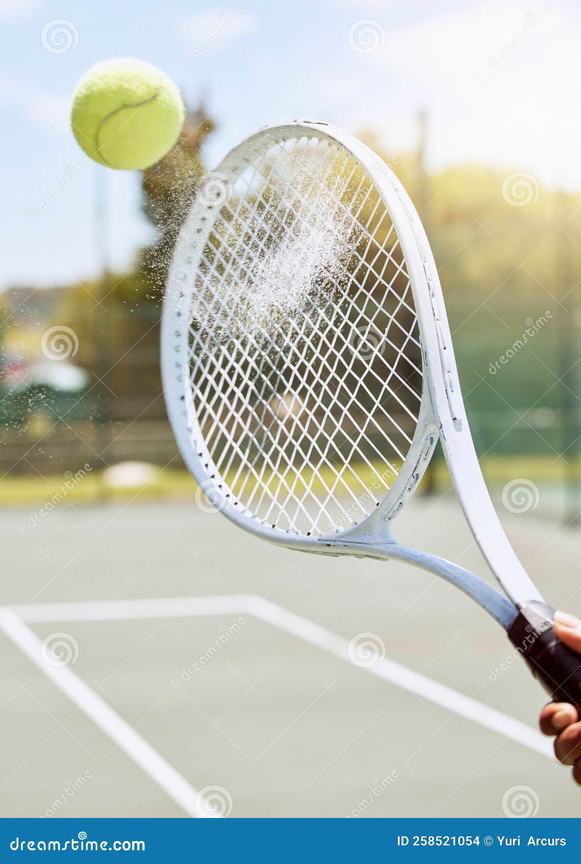 Jogo de tênis. bolas de tênis e raquete no fundo da quadra.