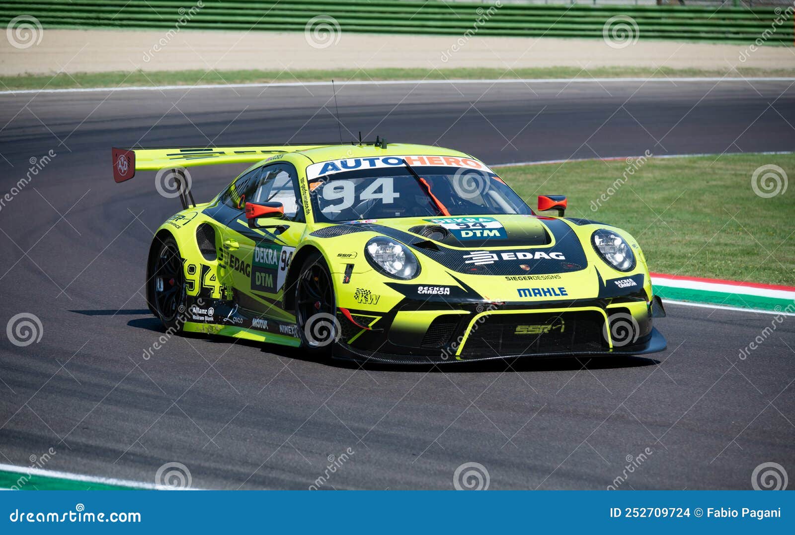 Ação Rápida De Super Carro Porsche 911 Gt3 De Corrida Em Pista De