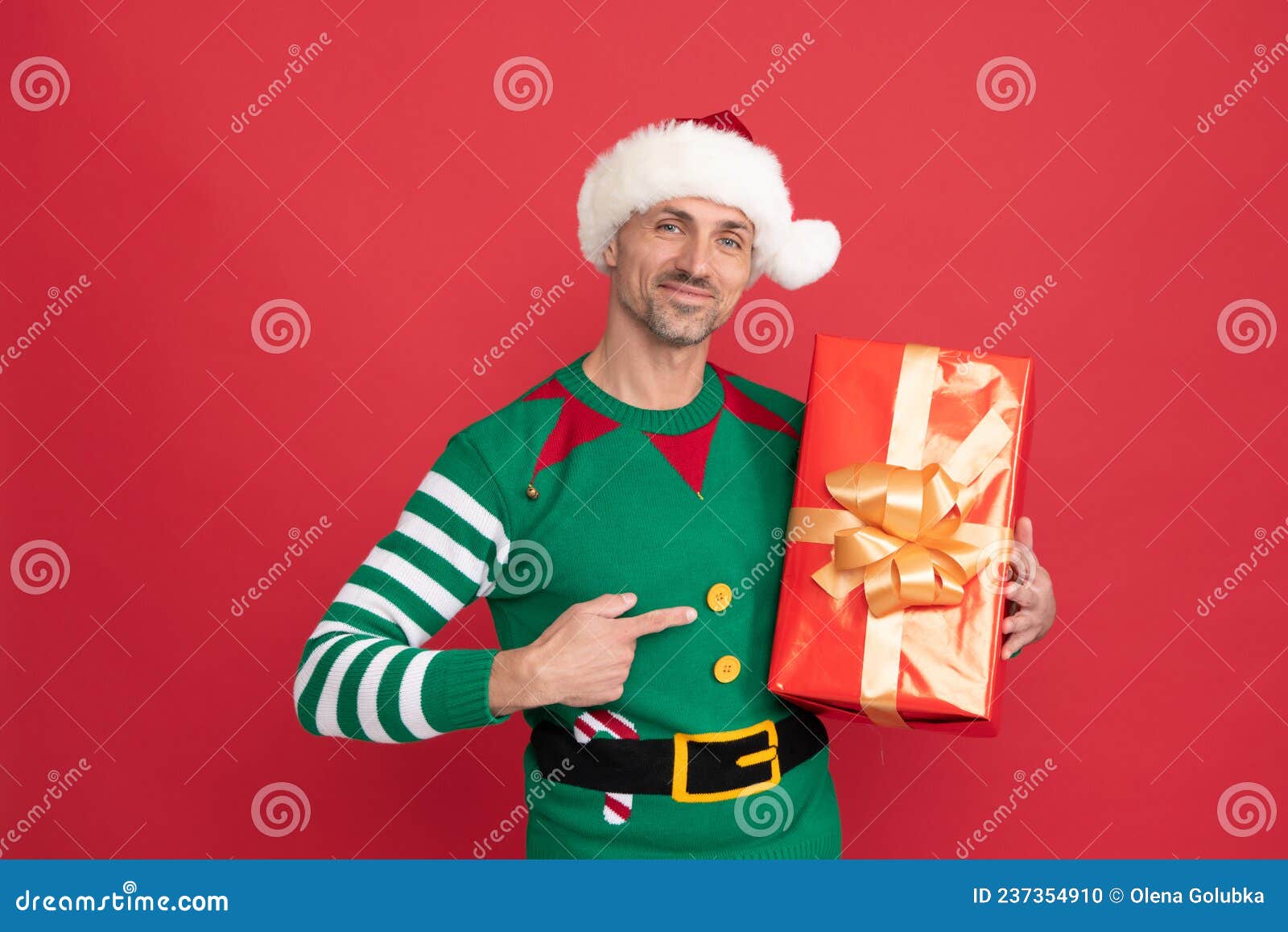Año Nuevo Feliz. Regalo De Navidad. Hombre Feliz Disfrazado De Elfo Y  Sombrero De Santa Claus. Foto de archivo - Imagen de navidad, emocional:  237354910