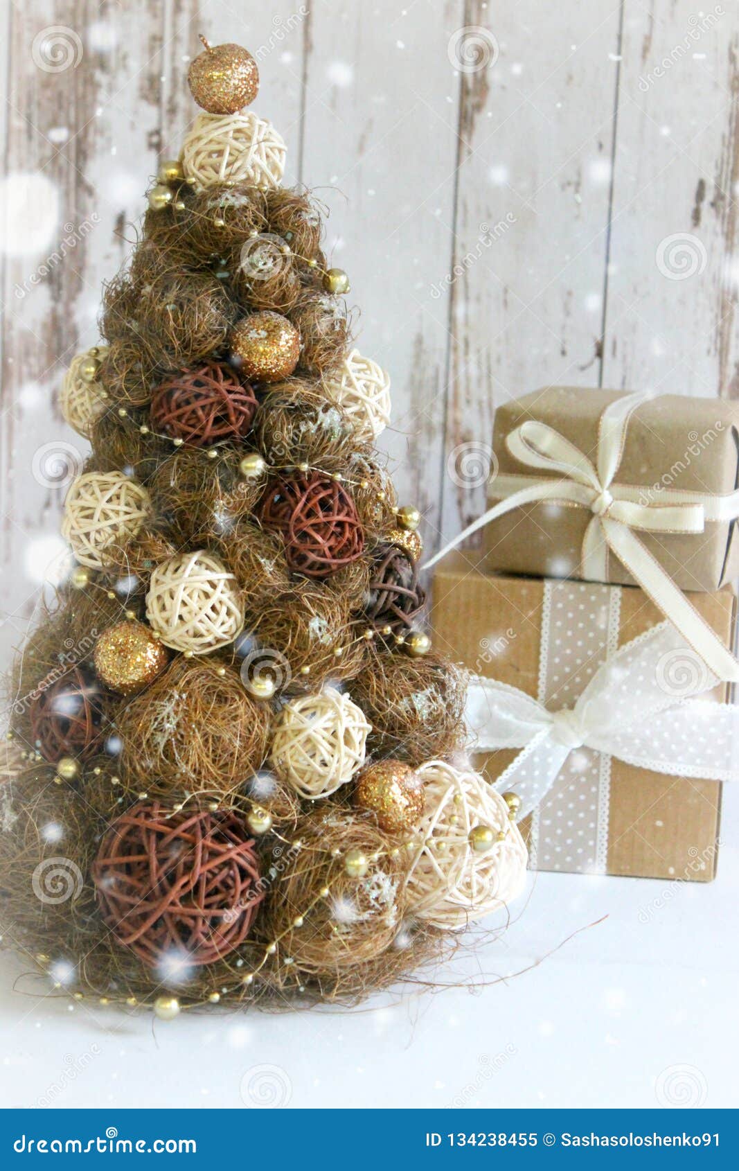Año Nuevo, Fondo De La Navidad, Estilo Rústico Árbol De Navidad Festivo En  Oro En Las Cajas De Madera Blancas Del Fondo Y Del Art Imagen de archivo -  Imagen de hermoso,