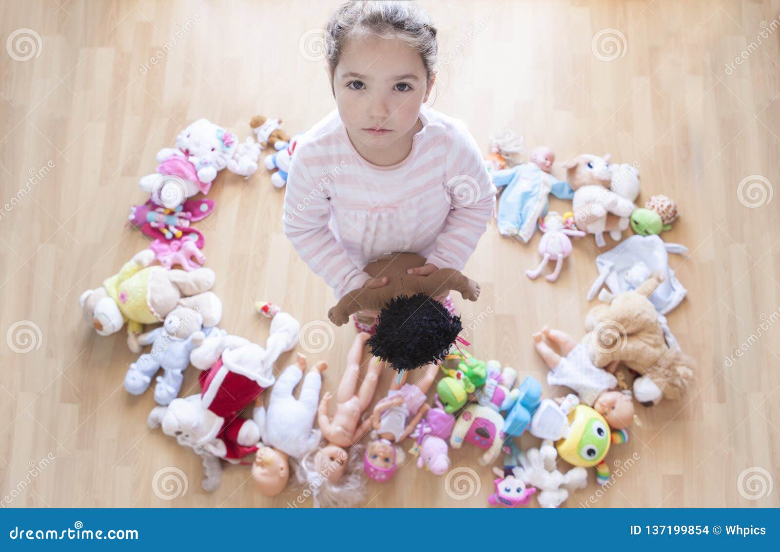 https://thumbs.dreamstime.com/z/a%C3%B1os-de-ni%C3%B1a-infeliz-con-las-porciones-juguetes-demasiado-concepto-los-en-el-comportamiento-infantil-137199854.jpg