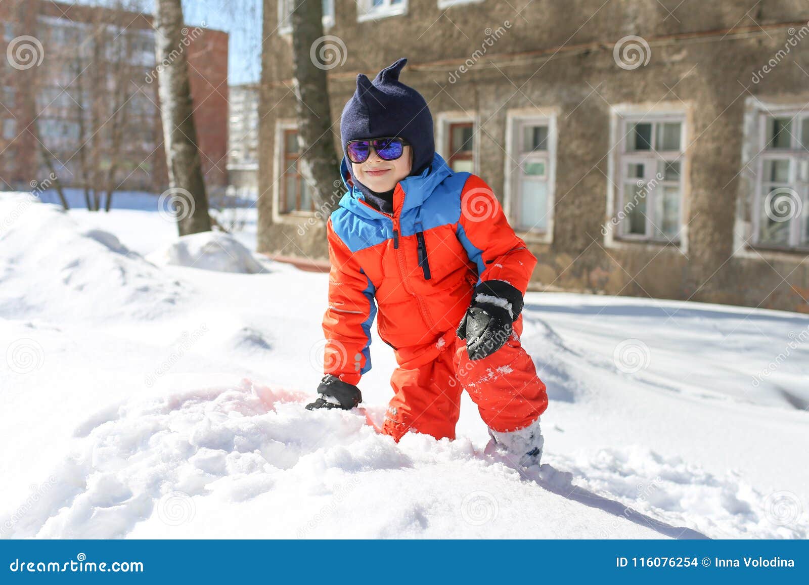 5 Años De Niño En Traje De Esquí Caliente Que Juega Al Aire Libre En Foto de archivo - Imagen de invierno, adorable: