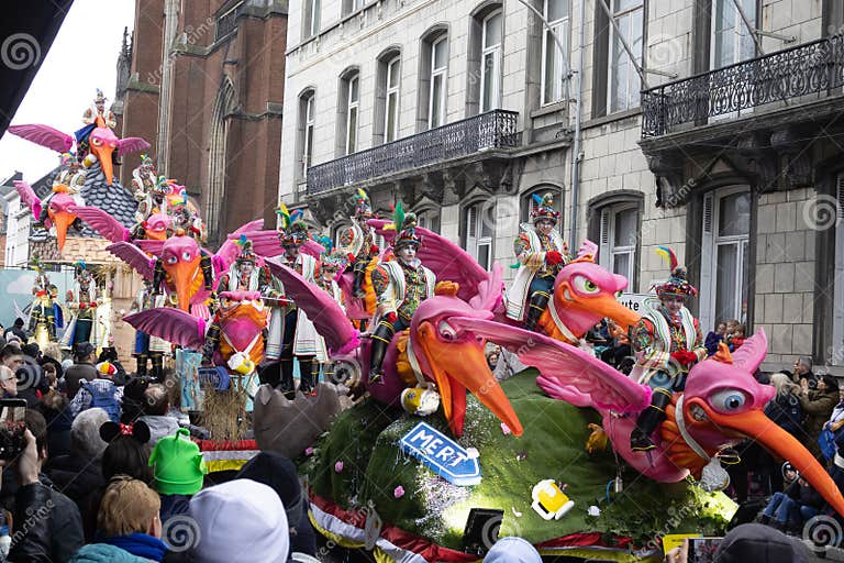 cities with biggest mardi gras celebrations