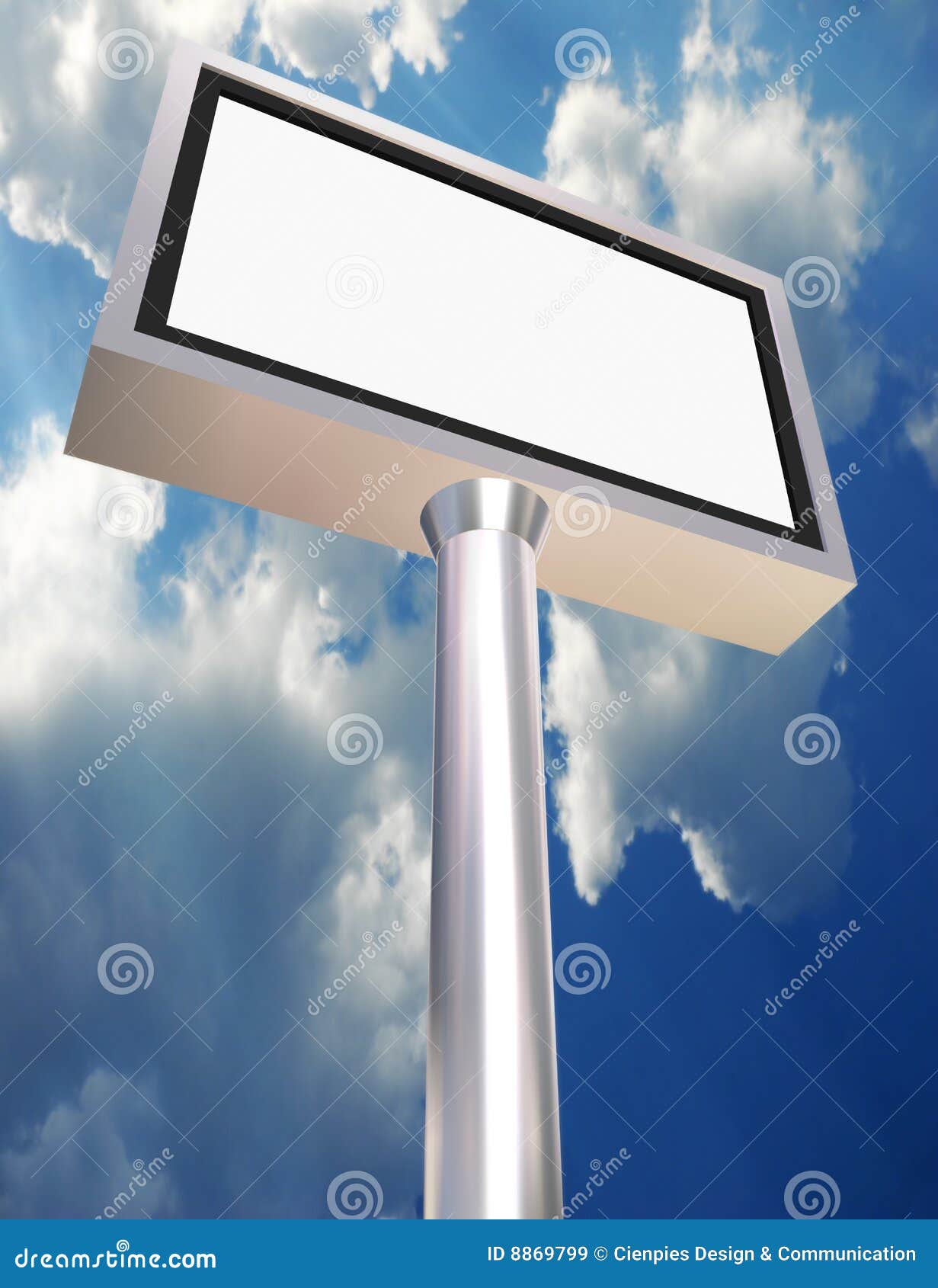 Aanplakbord lege lcd. Lege LCD van het aanplakbord vertoning met een bewolkte hemel op de achtergrond.