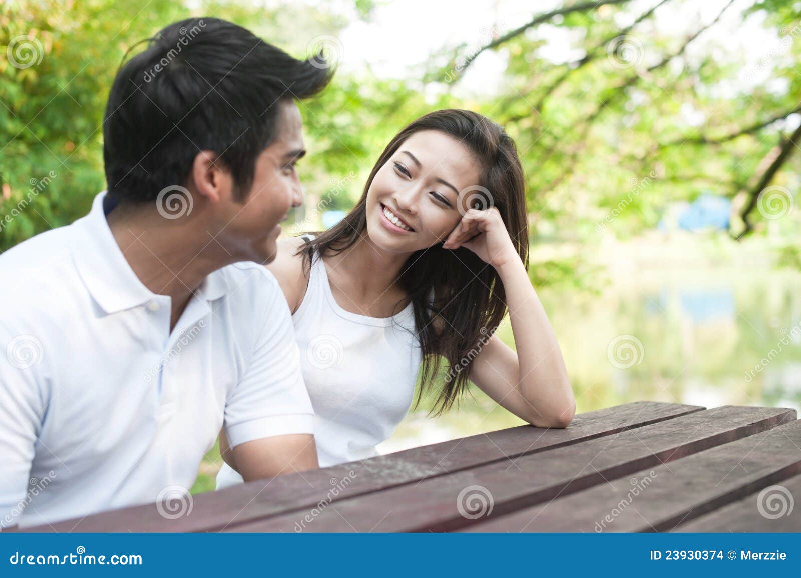 Aantrekkelijk Aziatisch Paar. Aantrekkelijke Aziatische paar het besteden tijd samen in het park dat elkaar bekijkt