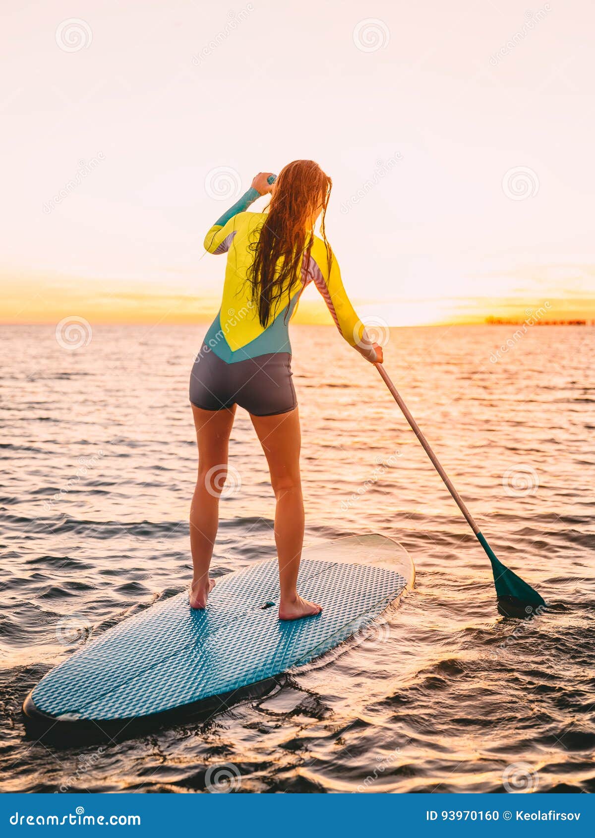 tolerantie ondeugd Vierde Aantrekkelijke Jonge Vrouwentribune Op Peddel Die Met Mooie Zonsondergang  of Zonsopgangkleuren Surfen Stock Foto - Image of openlucht, sport: 93970160