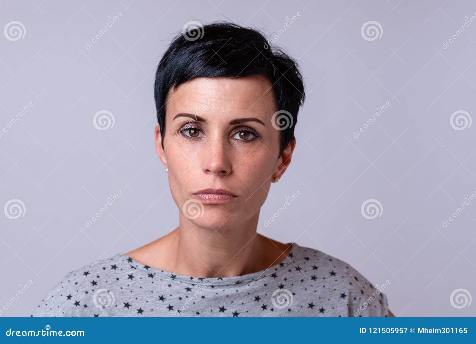 Roux Dapper influenza Aantrekkelijke in Vrouw Met Kort Donker Haar Stock Afbeelding - Image of  sluit, rijp: 121505957