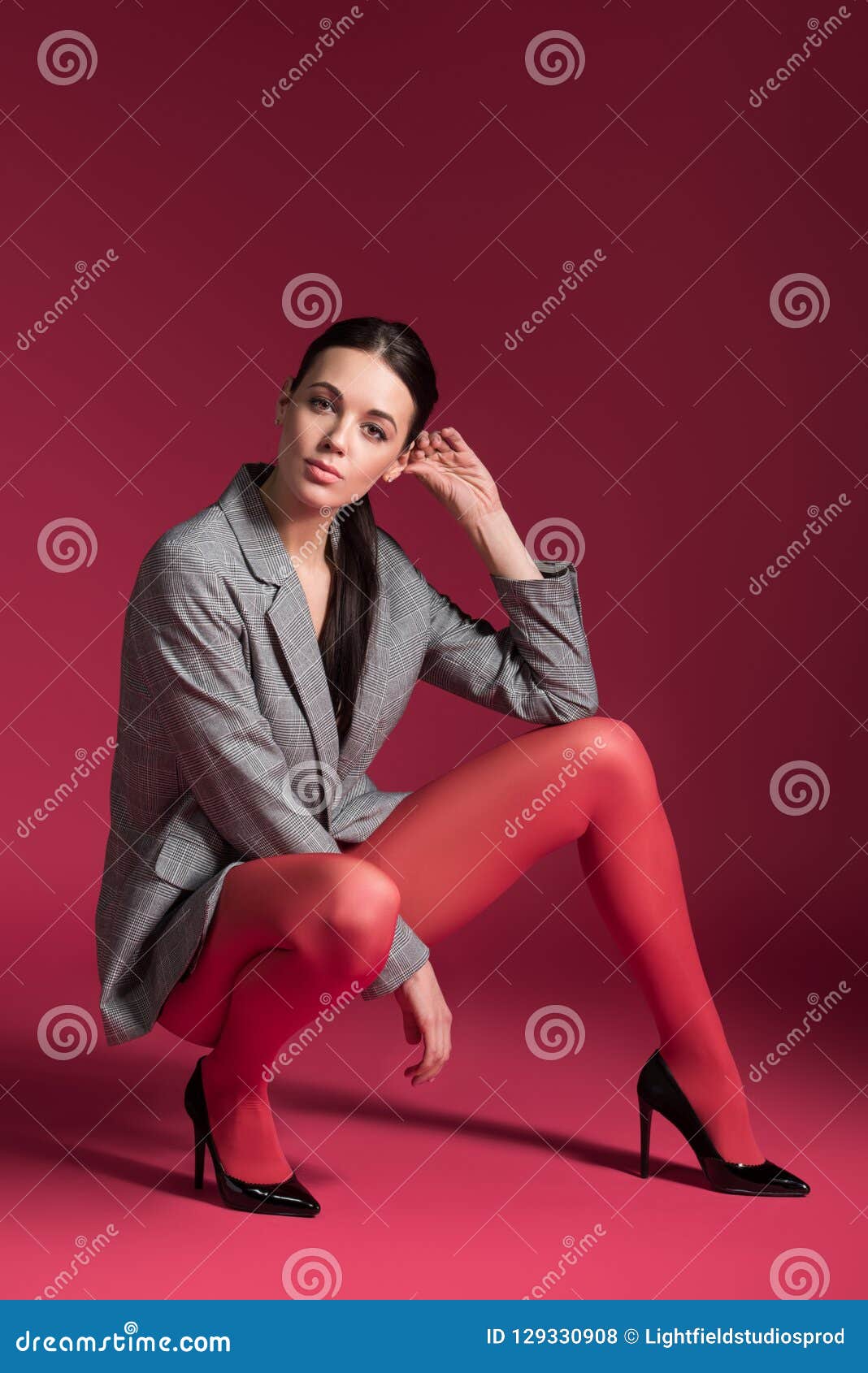 Aantrekkelijke Vrouw in Rode Nylonkousen En Grijs Stock - Image of benen: 129330908