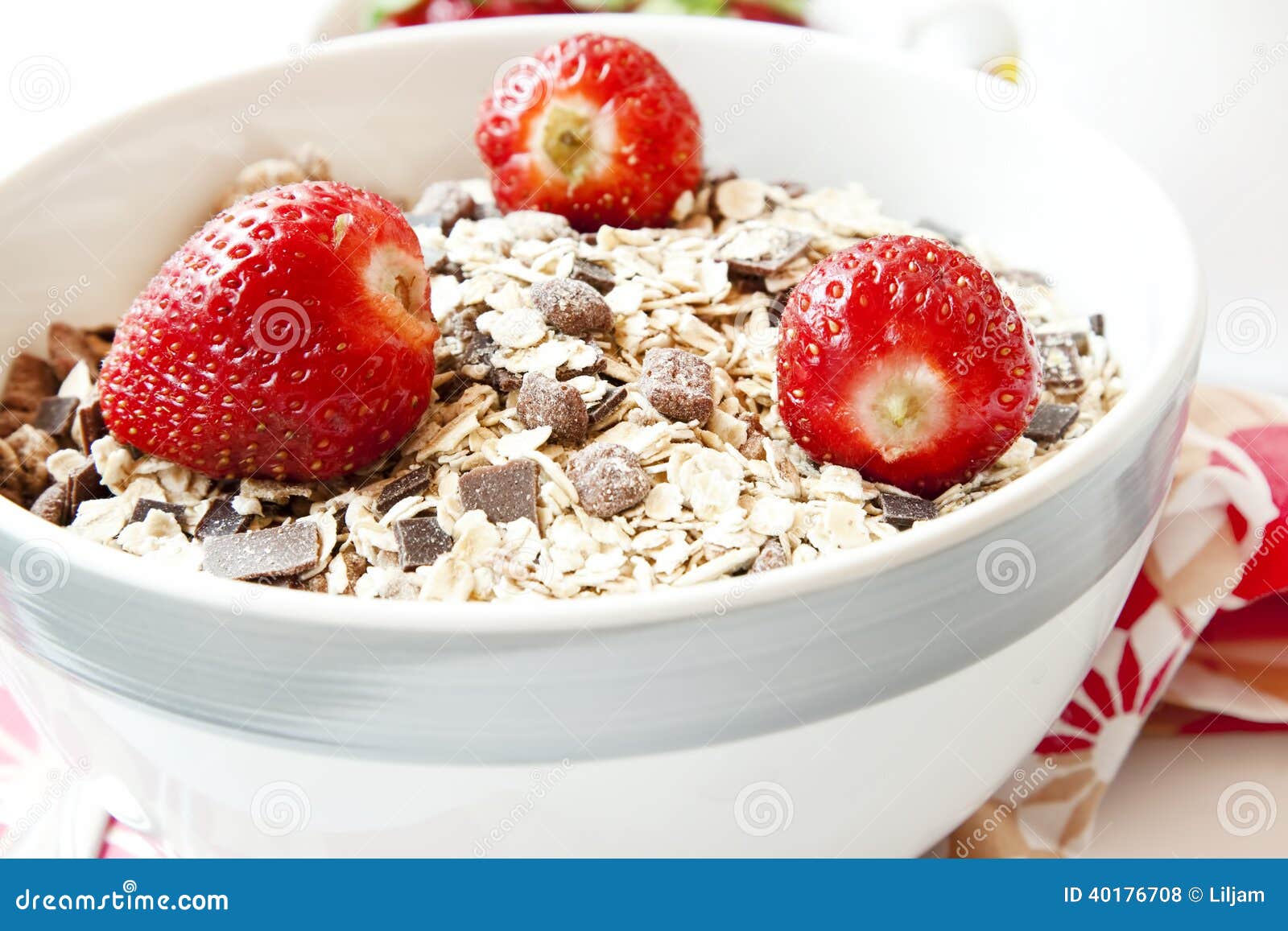 Aardbeien Met Muesli in Een Kom Stock Foto Image of müsli, gezondheid