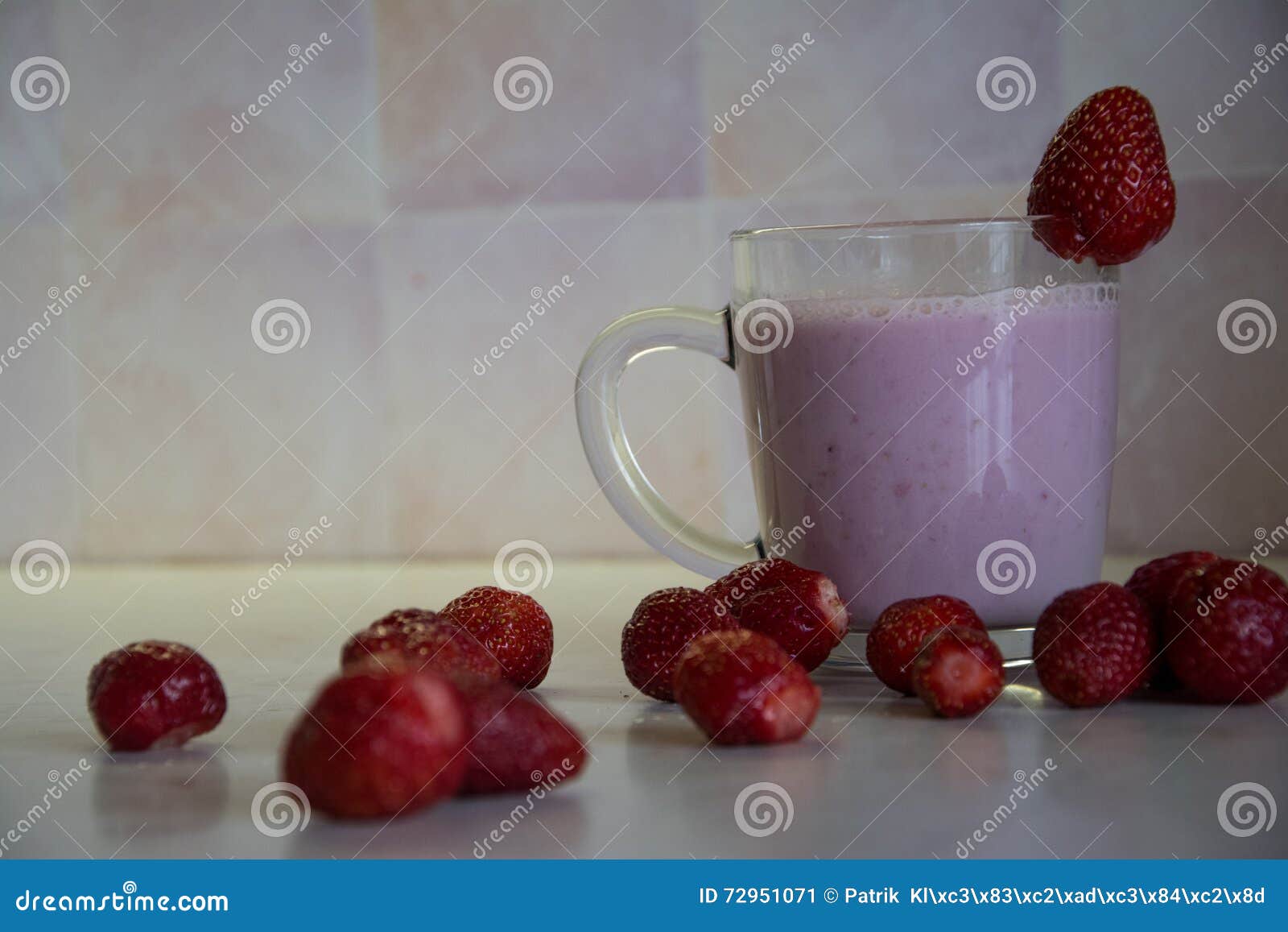 Aardbeimilkshake. Verse rode aardbeien met melk