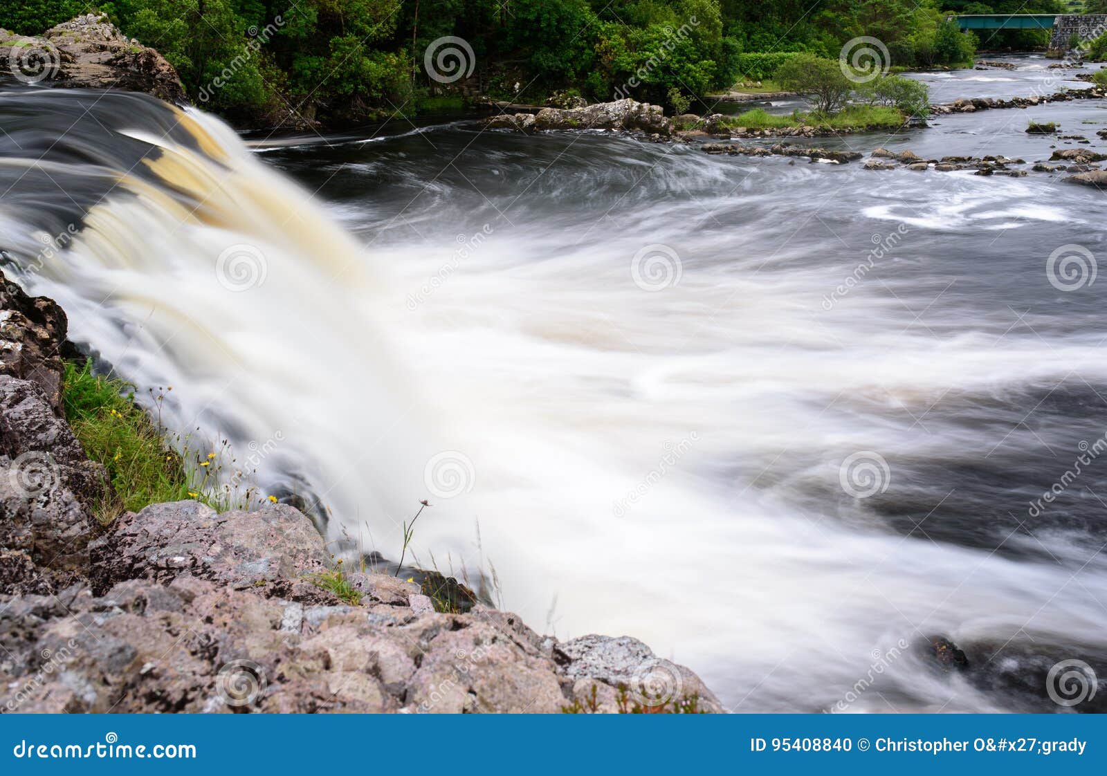Aasleagh cai cascata da cachoeira no Co Mayo Ireland da parte superior das quedas