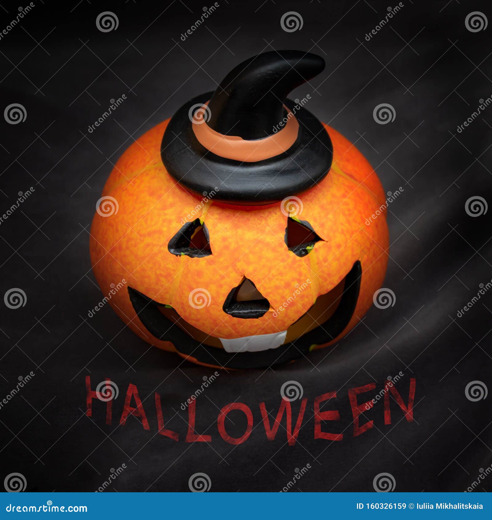 Abóbora De Halloween Com Cara Sorridente E Assustadora Sobre Fundo Preto  Escuro Imagem de Stock - Imagem de lanterna, sujeira: 160326159