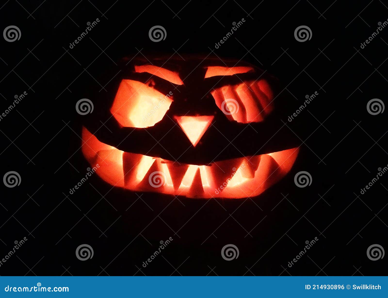 Cara de abóbora de halloween. sorriso assustador mal assustador.