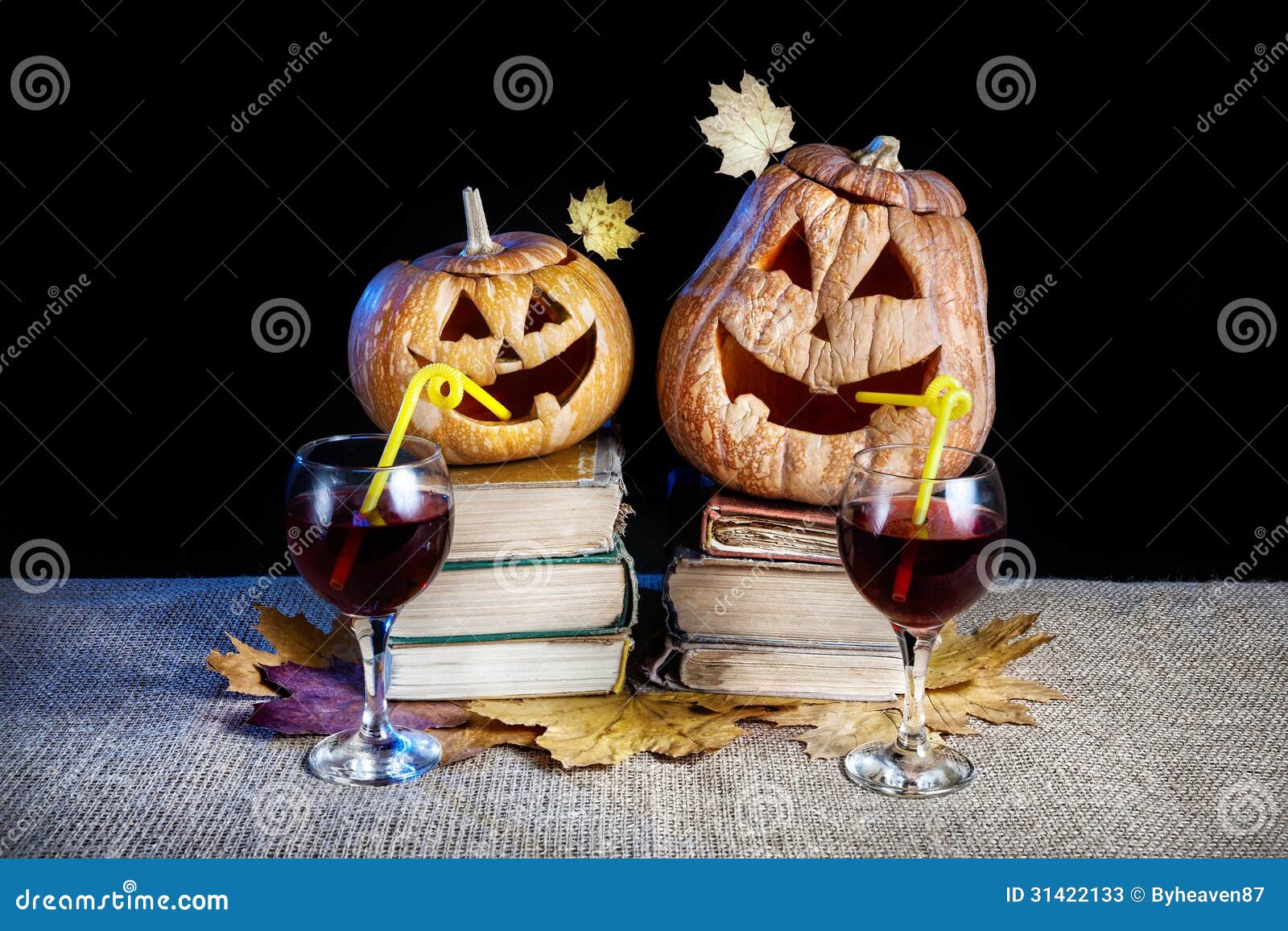 Abóboras Engraçadas De Dia Das Bruxas Que Bebem O Vinho Foto de Stock -  Imagem de livro, fundo: 30718238