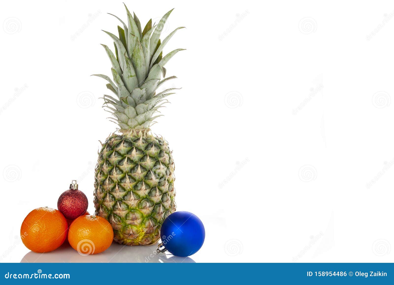 Abacaxi, Laranja, Bolas De Natal Sobre Fundo Branco Foto de Stock - Imagem de presente, brilhante: 158954486 Abacaxi, Laranja, Bolas De Natal Sobre Fundo Branco Foto de Stock - Imagem de presente, brilhante: 158954486
