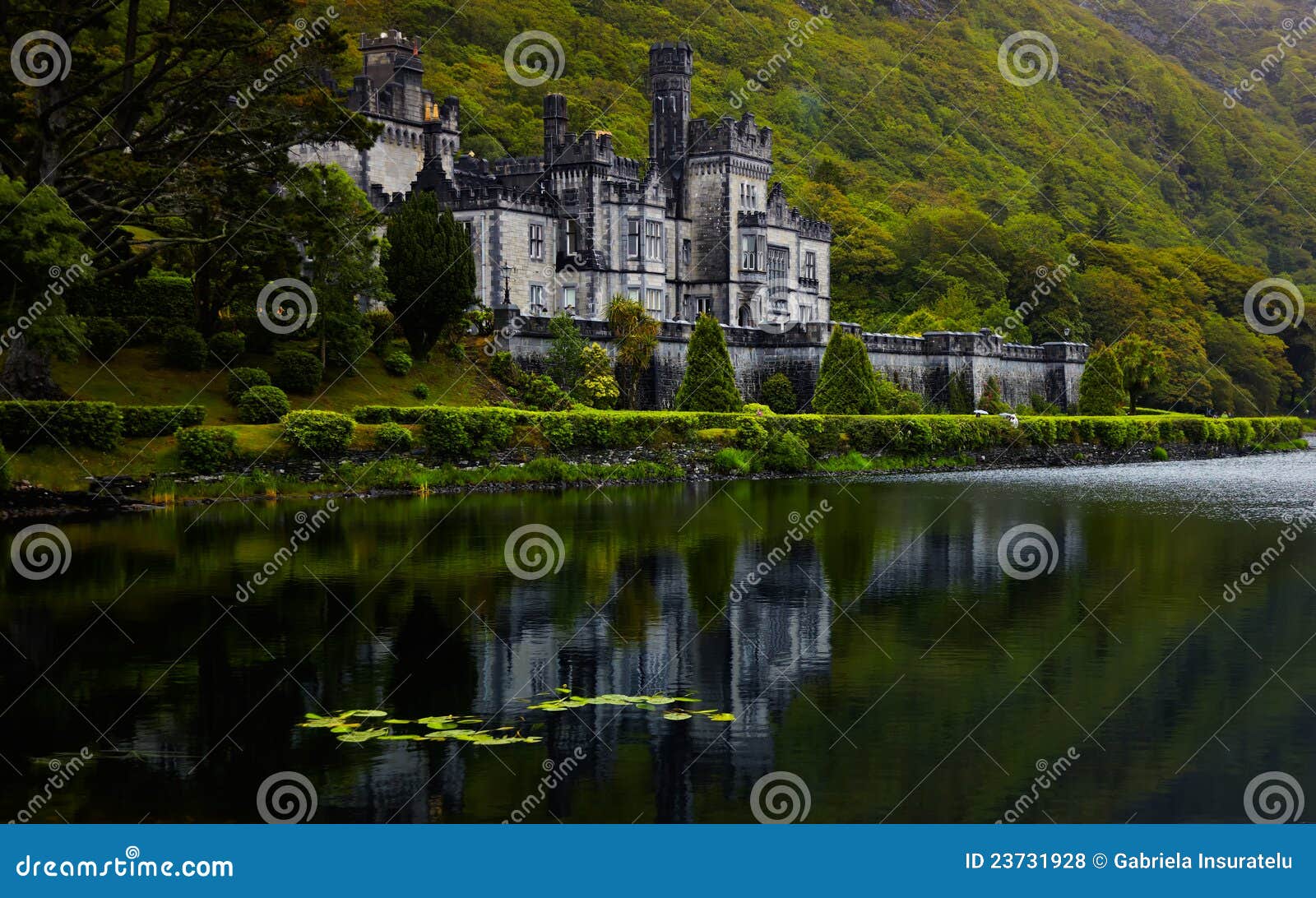 Abadia de Kylemore. Vista nublada da abadia no verão, Ireland de Kylemore.