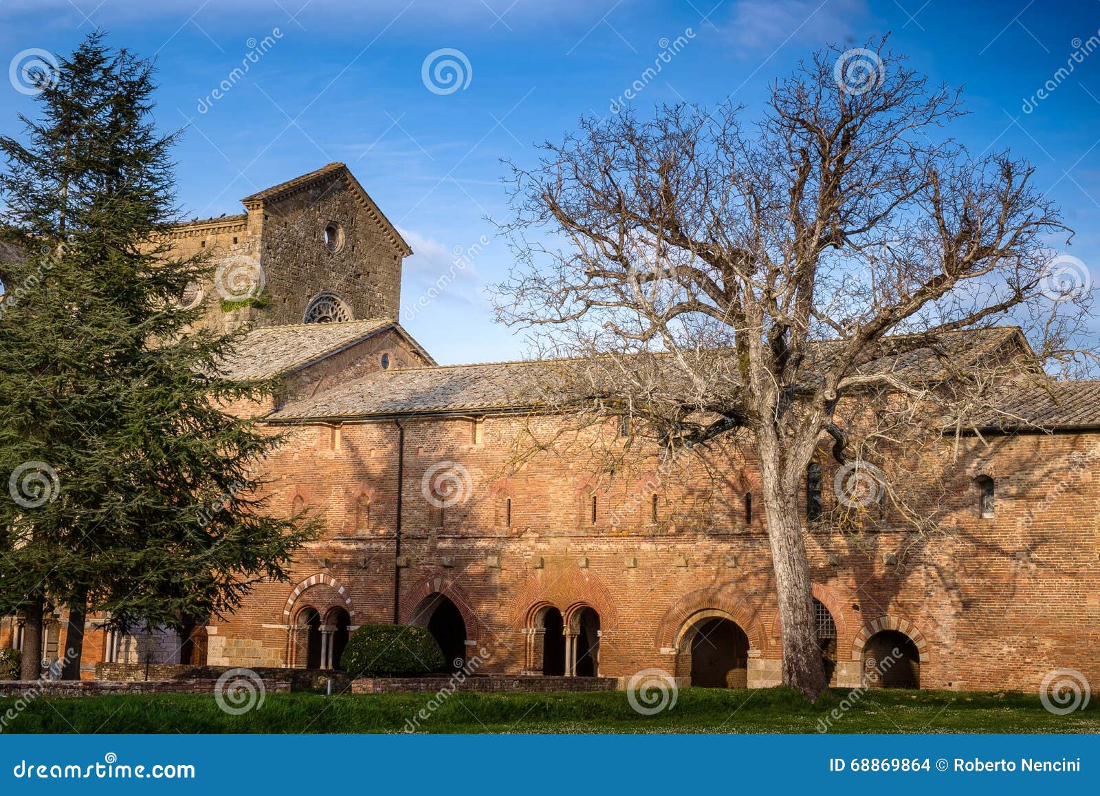 Abadía cisterciense de San Galgano cerca de Chiusdino, Toscana, Italia. Estilo cisterciense gótico de la abadía de la provincia de San Galgano de Siena simple Chiusdino en Toscana, Italia