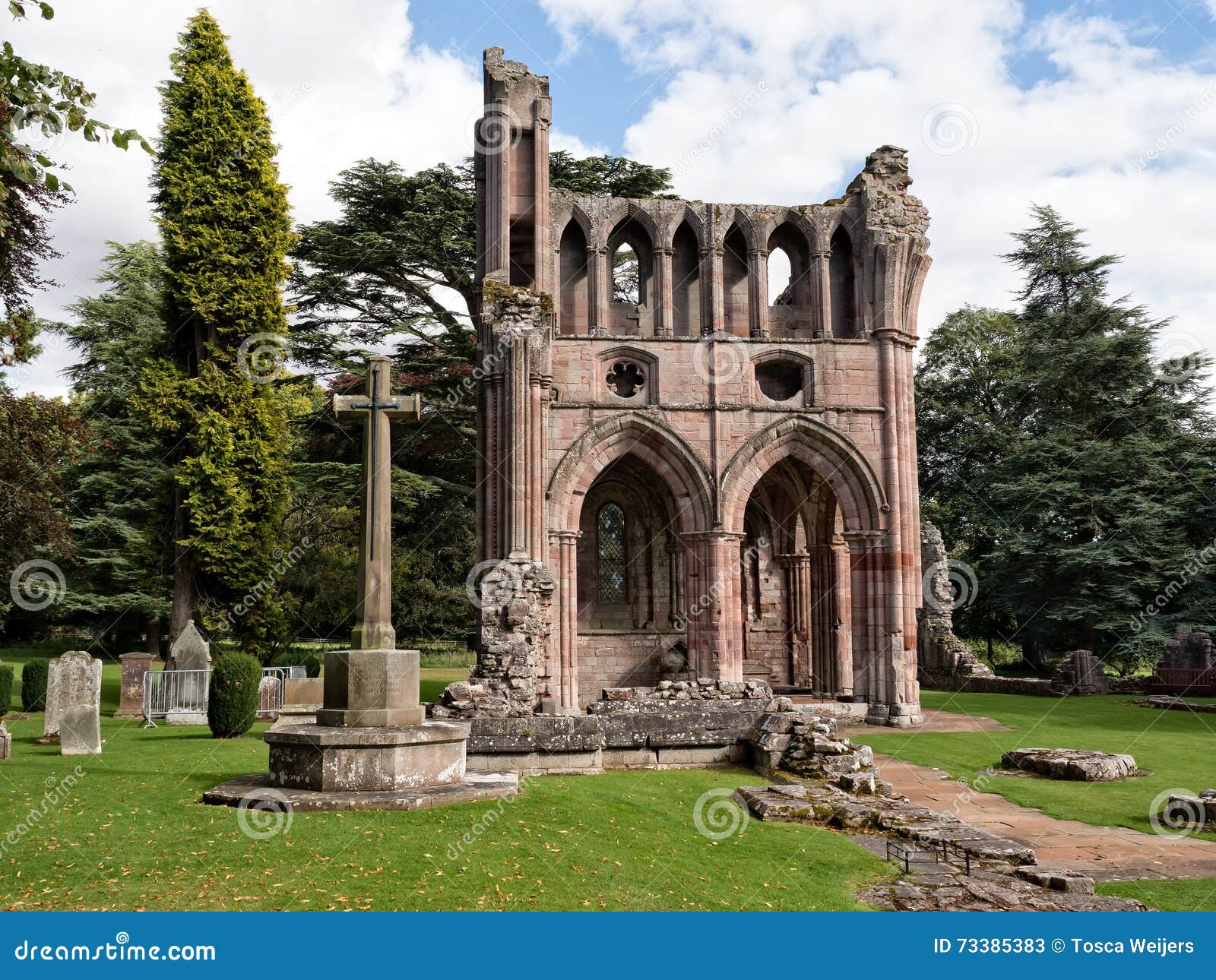 Abadía de Dryburgh, fronteras escocesas. Ruinas de la abadía en las fronteras escocesas, el lugar de Dryburgh del entierro de Sir Walter Scott