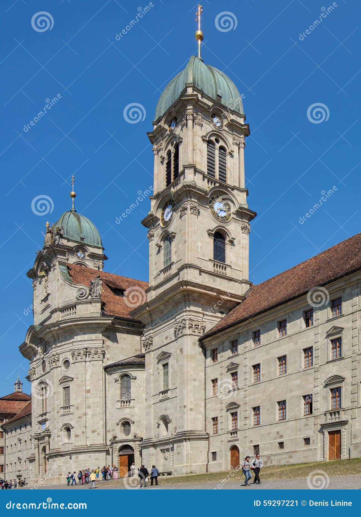 Einsiedeln, Suiza - 8 de septiembre de 2015: entrada de la abadía de Einsiedeln La abadía de Einsiedeln es un monasterio benedictino en la ciudad de Einsiedeln en el cantón de Schwyz, Suiza La abadía se dedica a nuestra señora de los ermitaños, el título que es derivado de las circunstancias de su fundación, porque el primer habitante de la región era santo Meinrad, ermitaño