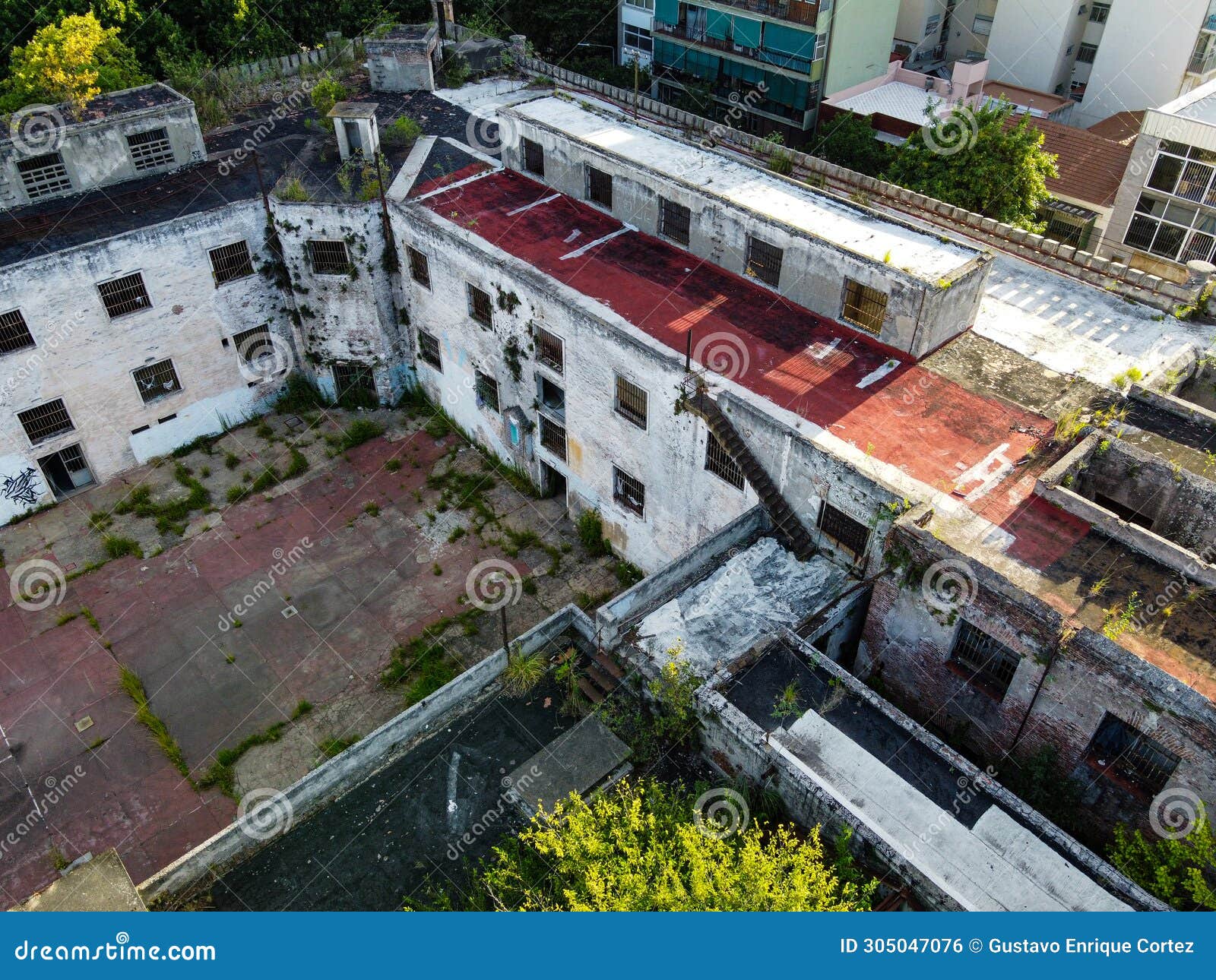 abandoned building where the carcel de caseros guards stayed