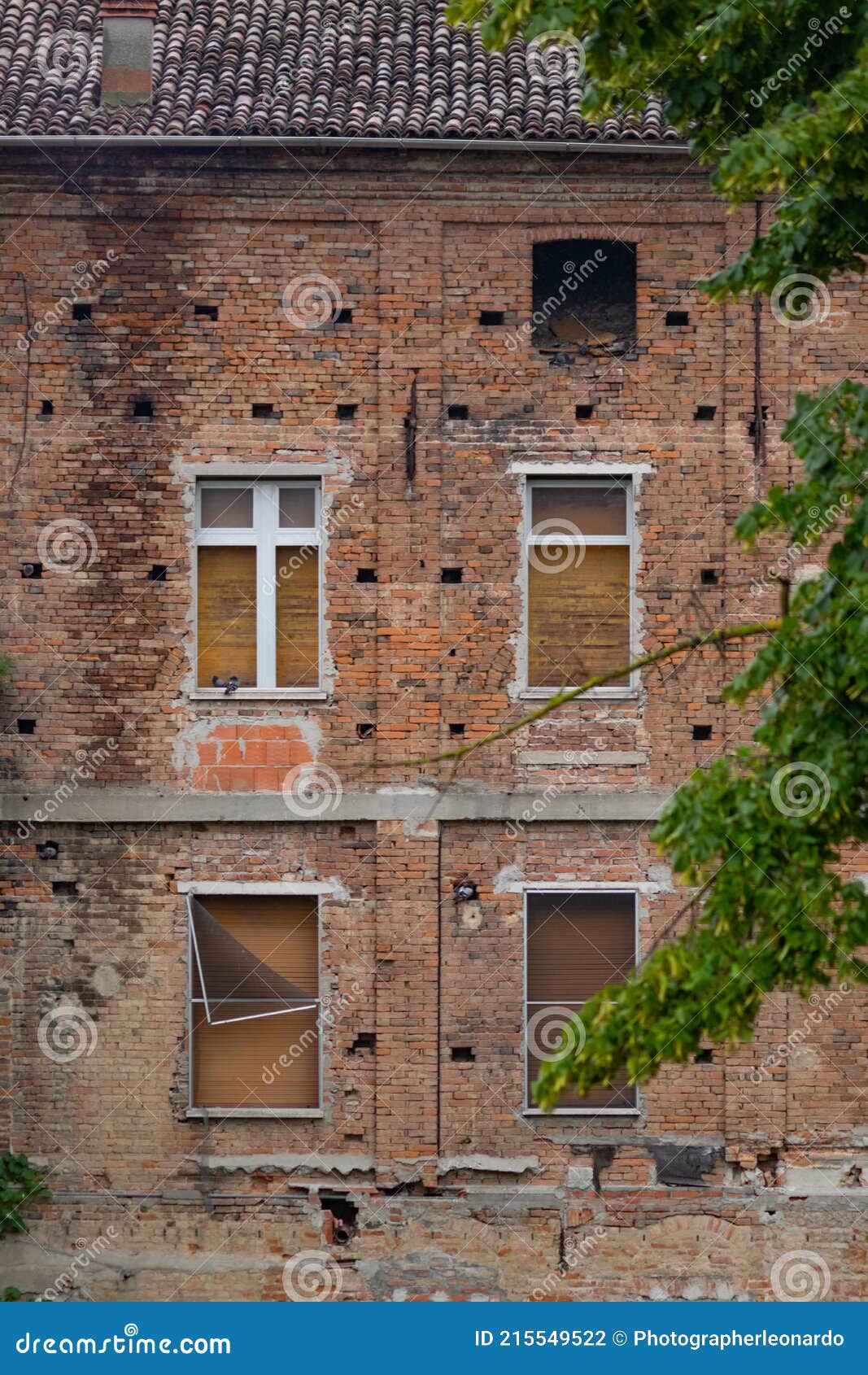 abandoned house with brick facades and closed windows. casalmaggiore, lombardia, italia