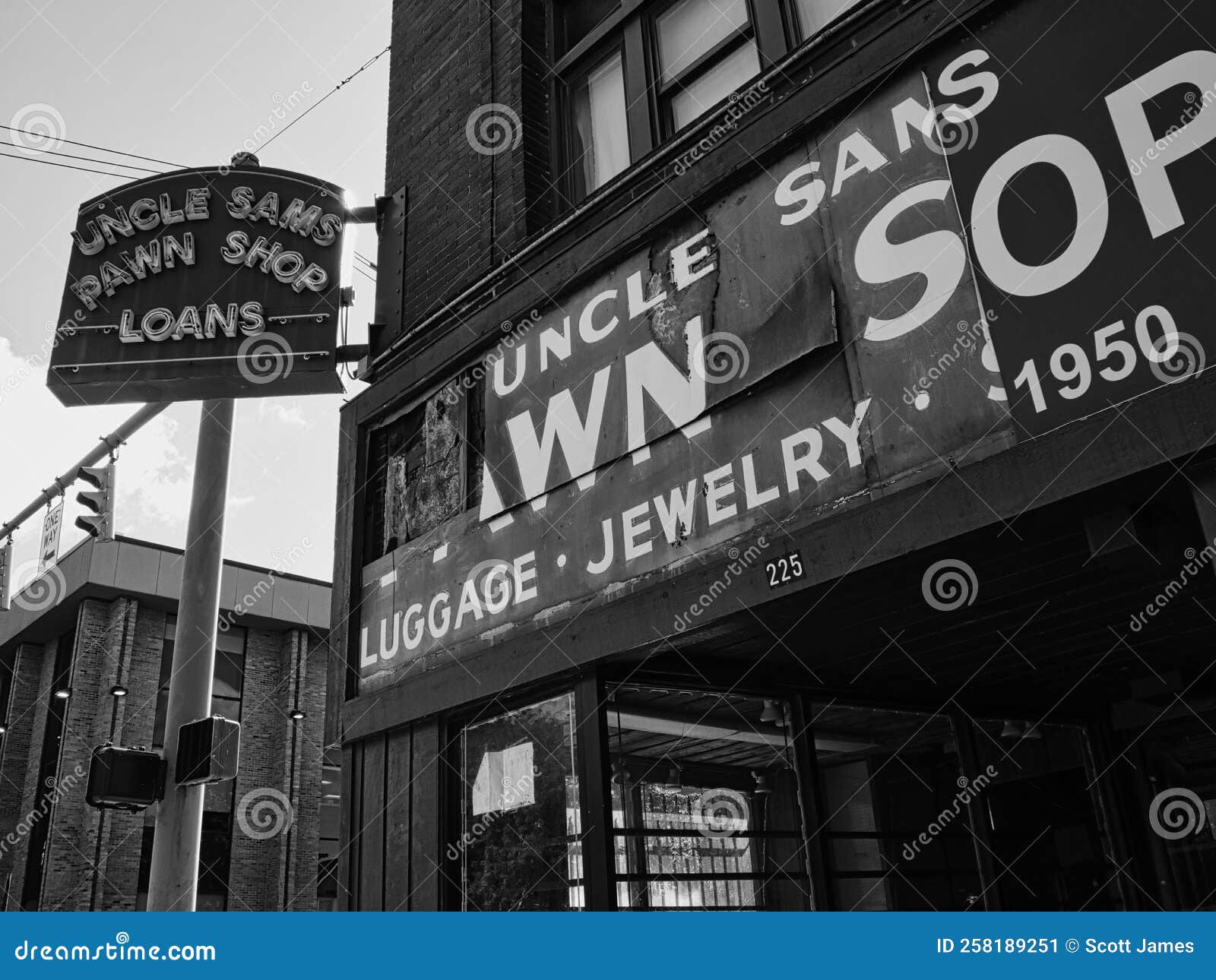 Abandoned Neon Sign Of Uncle Sams Pawn Shop Columbus 0hio Usa Editorial