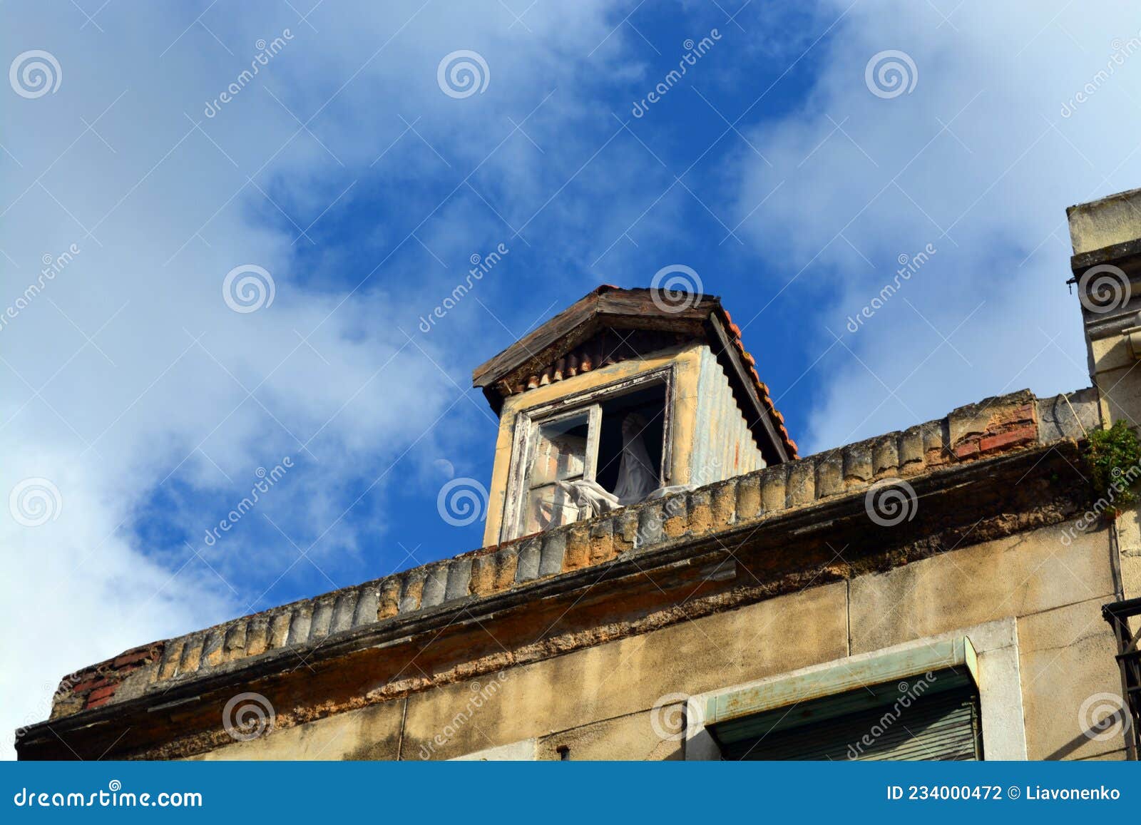 abandoned. old house in almada. portugal.