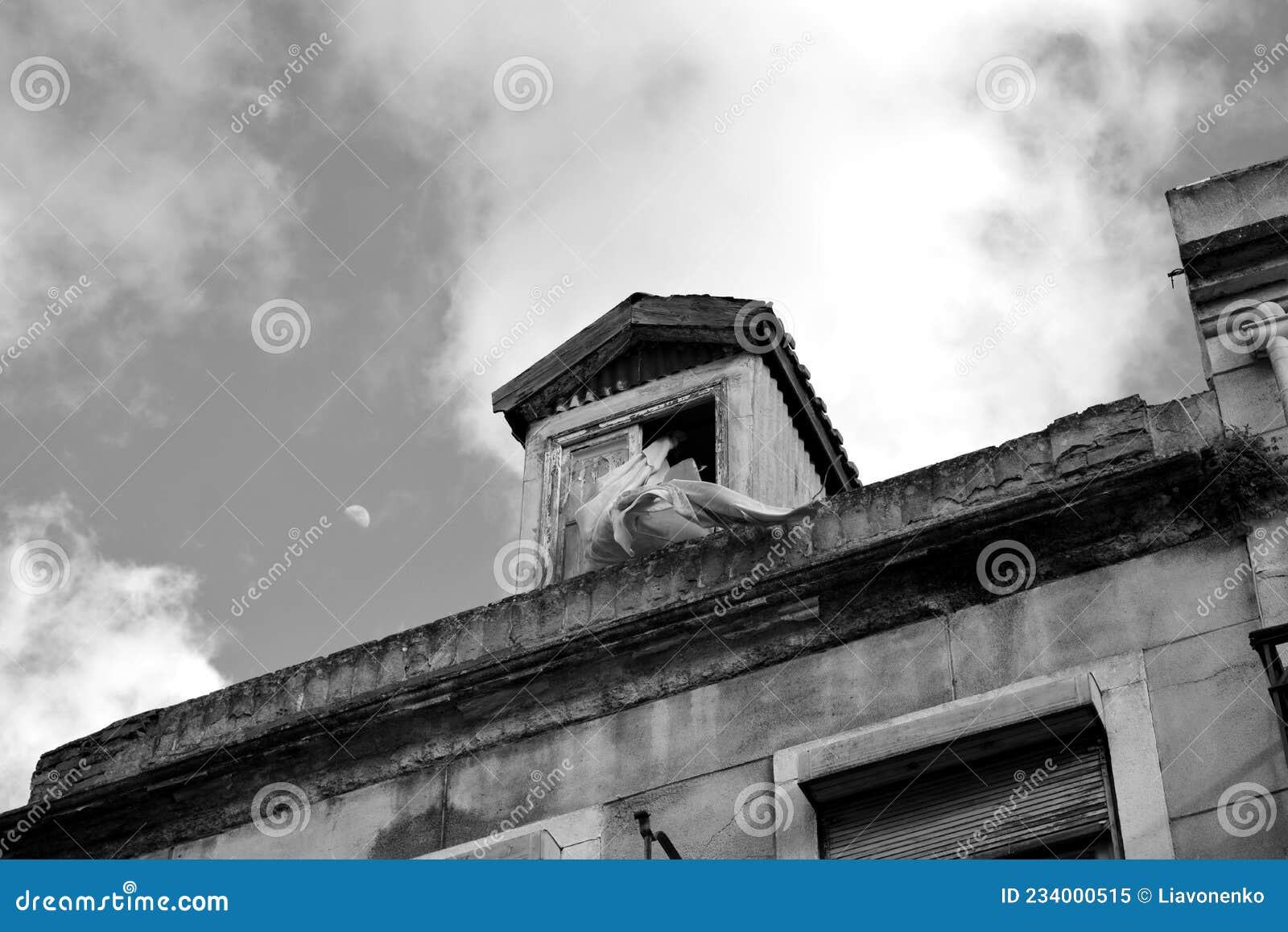 abandoned. old house in almada. portugal.