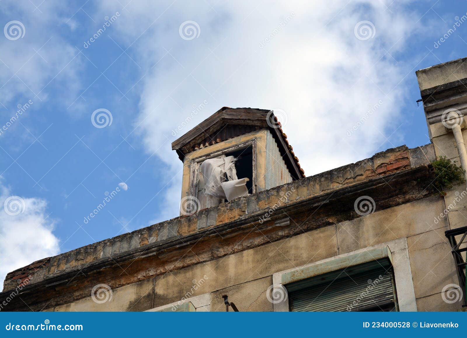 abandoned. old house in almada. portugal.