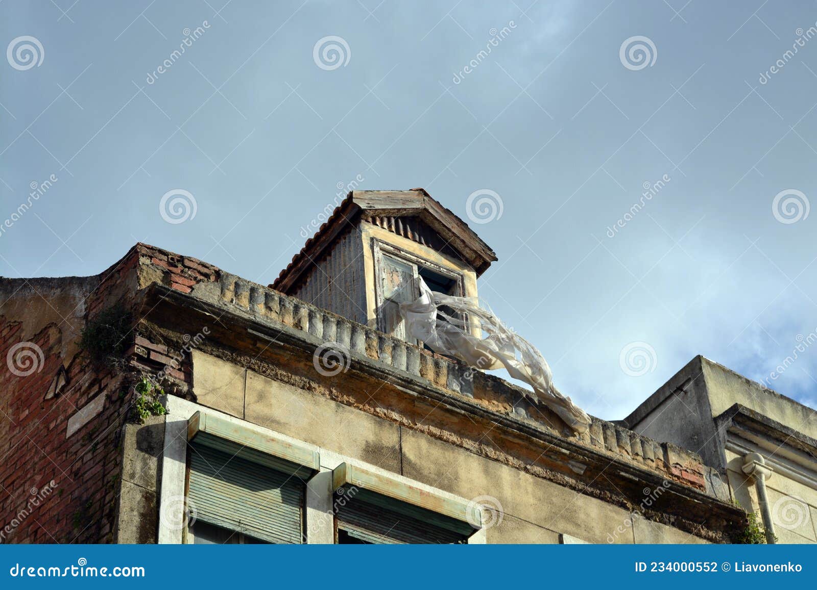 abandoned. old house in almada. portugal.