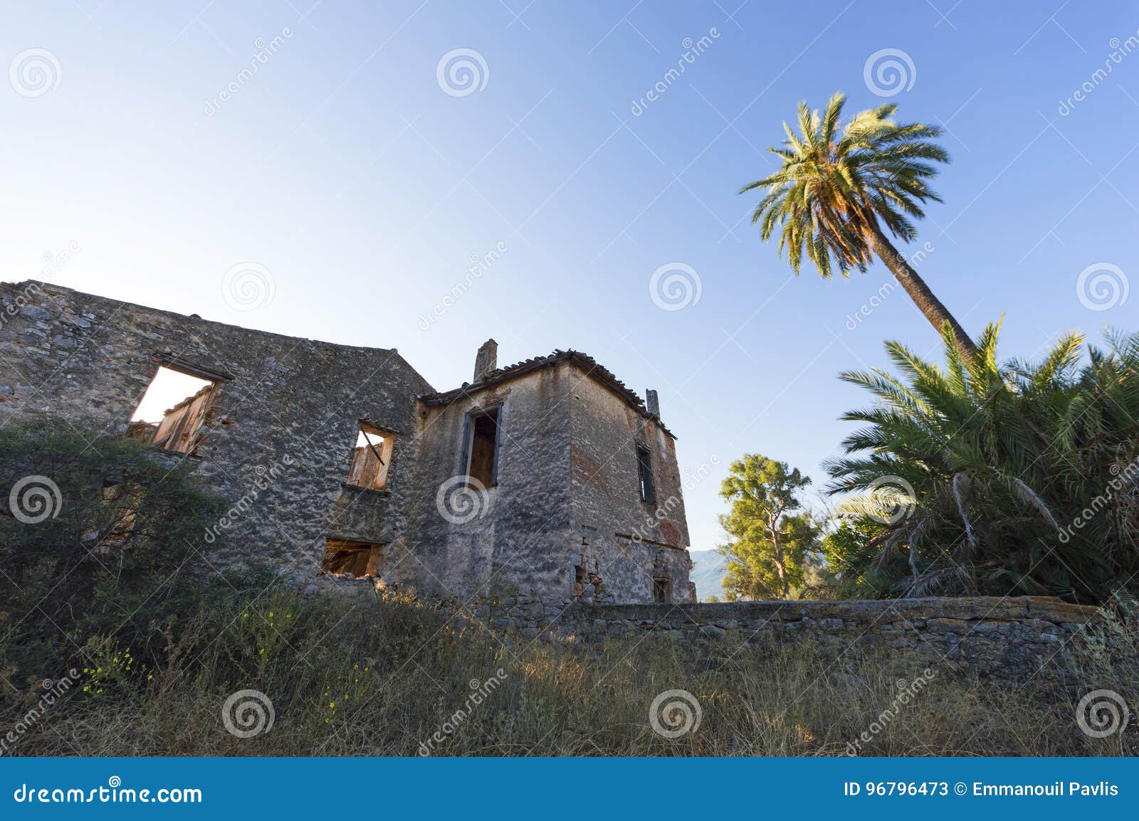 Abandoned villa in Greece stock image. Image of crack - 96796473