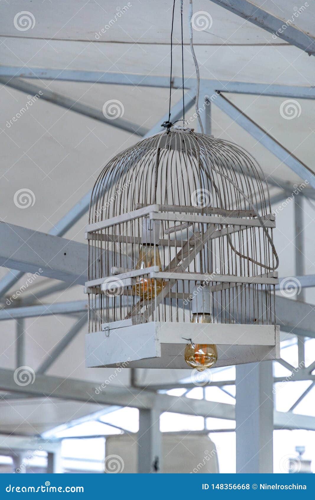 Abat Jour Fait Partir De La Cage Oiseaux En Bois Peinte