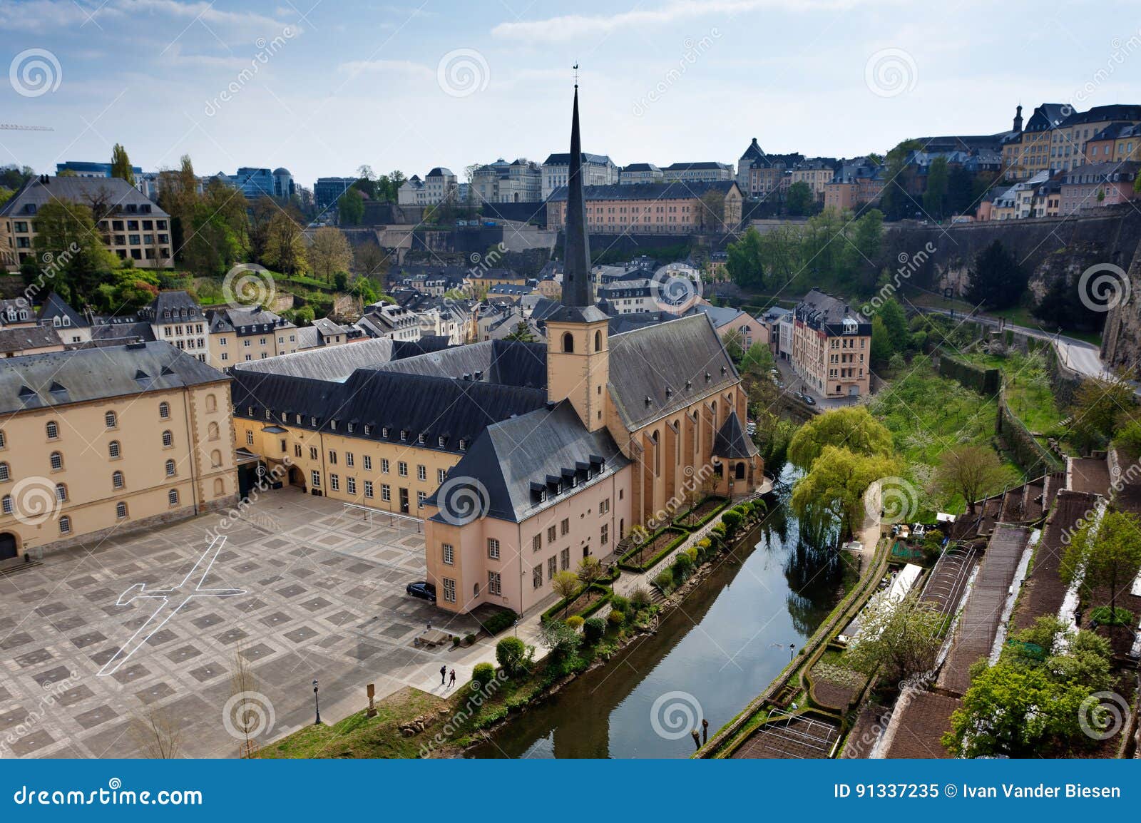 Abbey Neumunster Luxembourg. De horizon van de stad van Luxemburg met een mening over Abbey de Neumunster onder een blauwe hemel met kleine wolken en de rivier