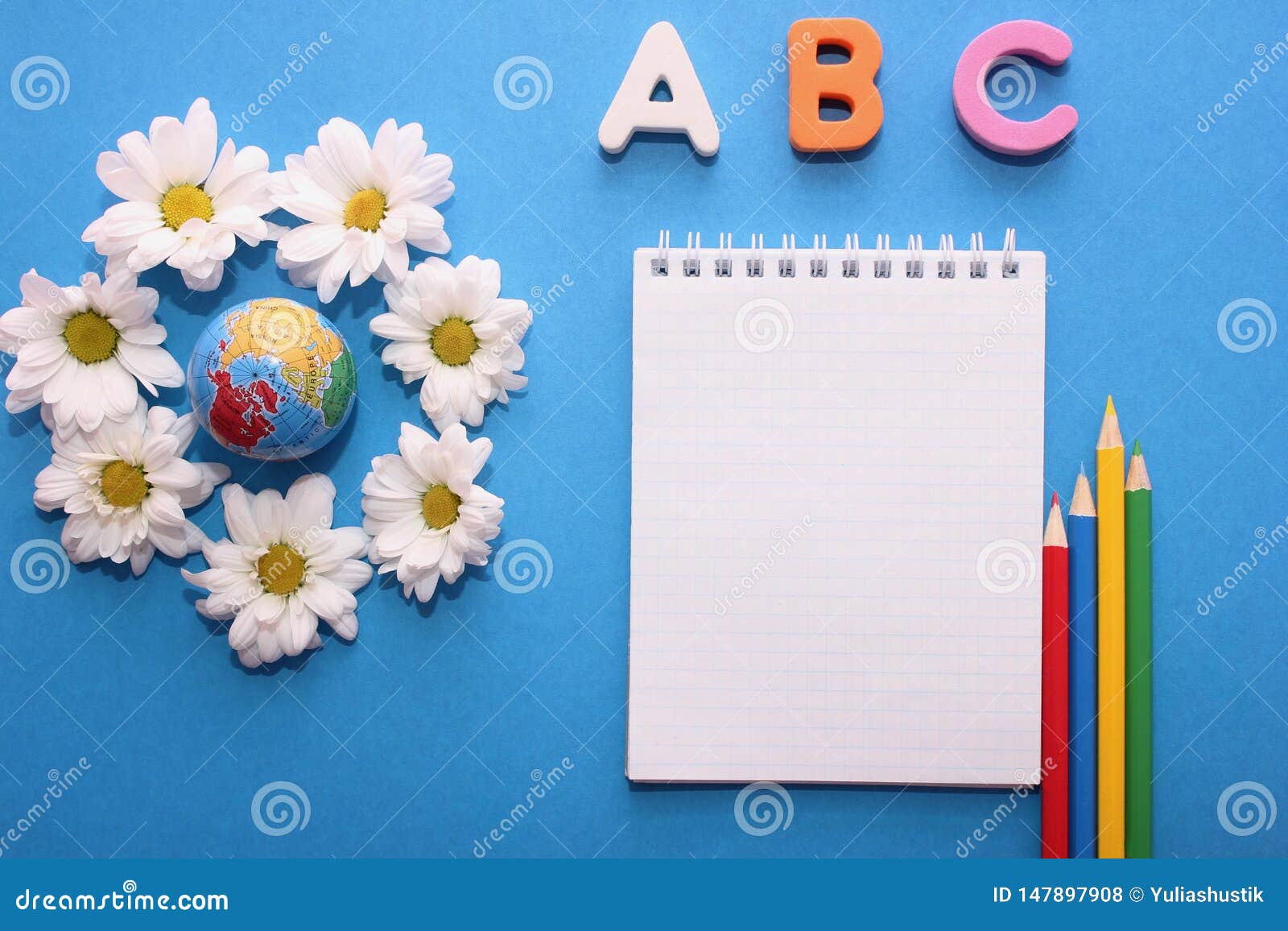 Abc这第一英语字母表的信件在蓝色背景的在小地球和白色菊花旁边笔记本和库存照片 图片包括有笔记本和 Abc这第一英语 字母表的信件在蓝色背景的在小地球和白色菊花旁边