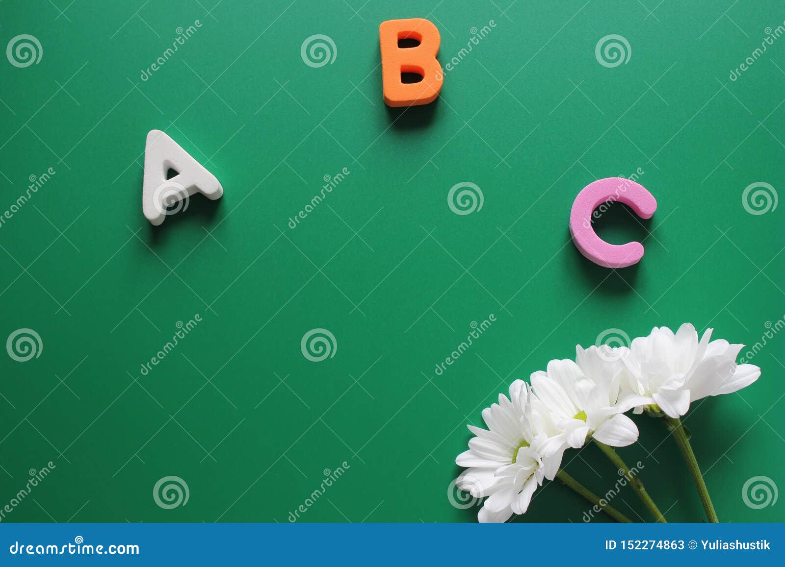 Abc 英语字母表和三朵白色菊花的第一封信件r 库存图片 图片包括有英语字母表和三朵白色菊花的第一封信件