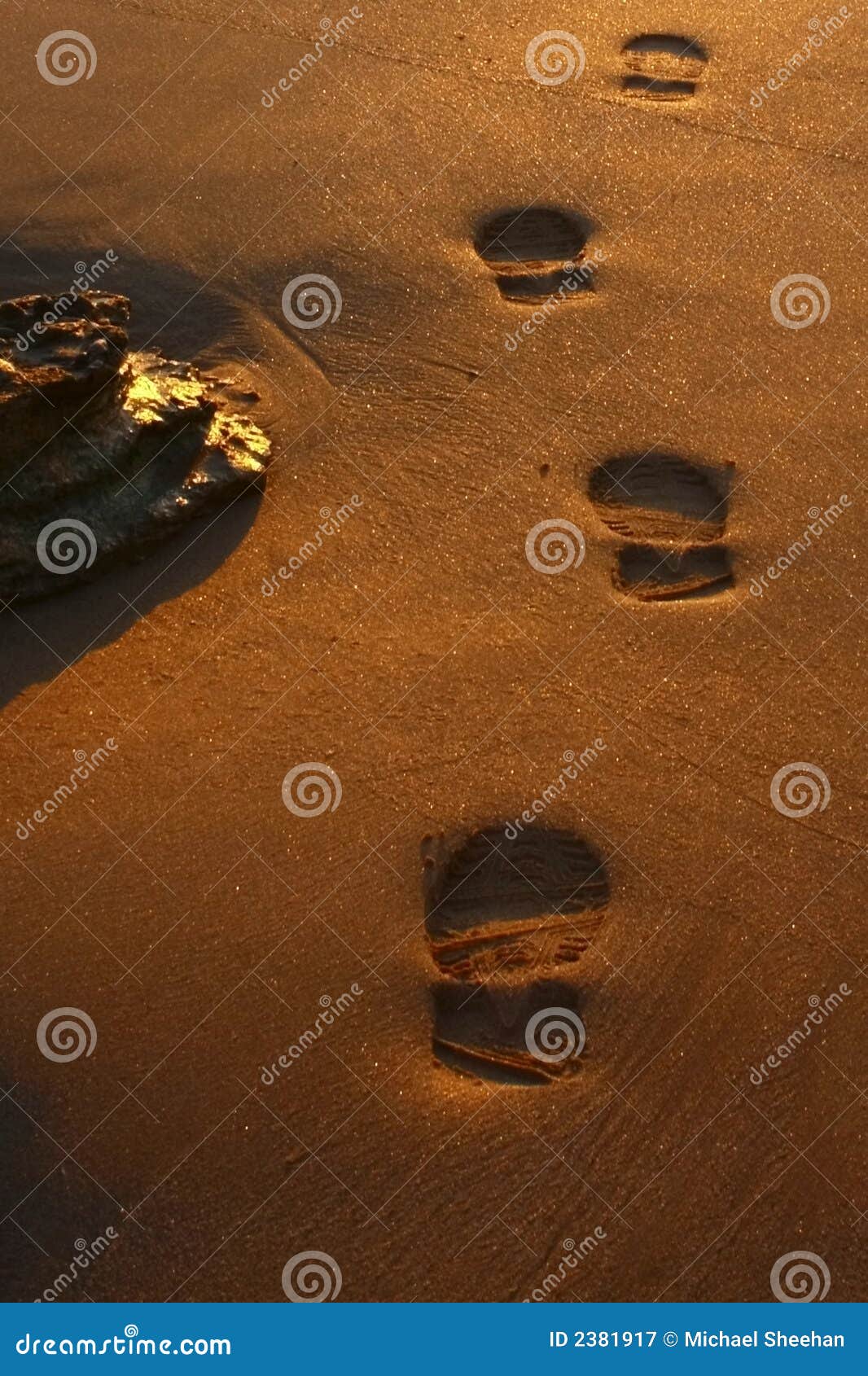 Abdrücke im Sand am Sonnenaufgang