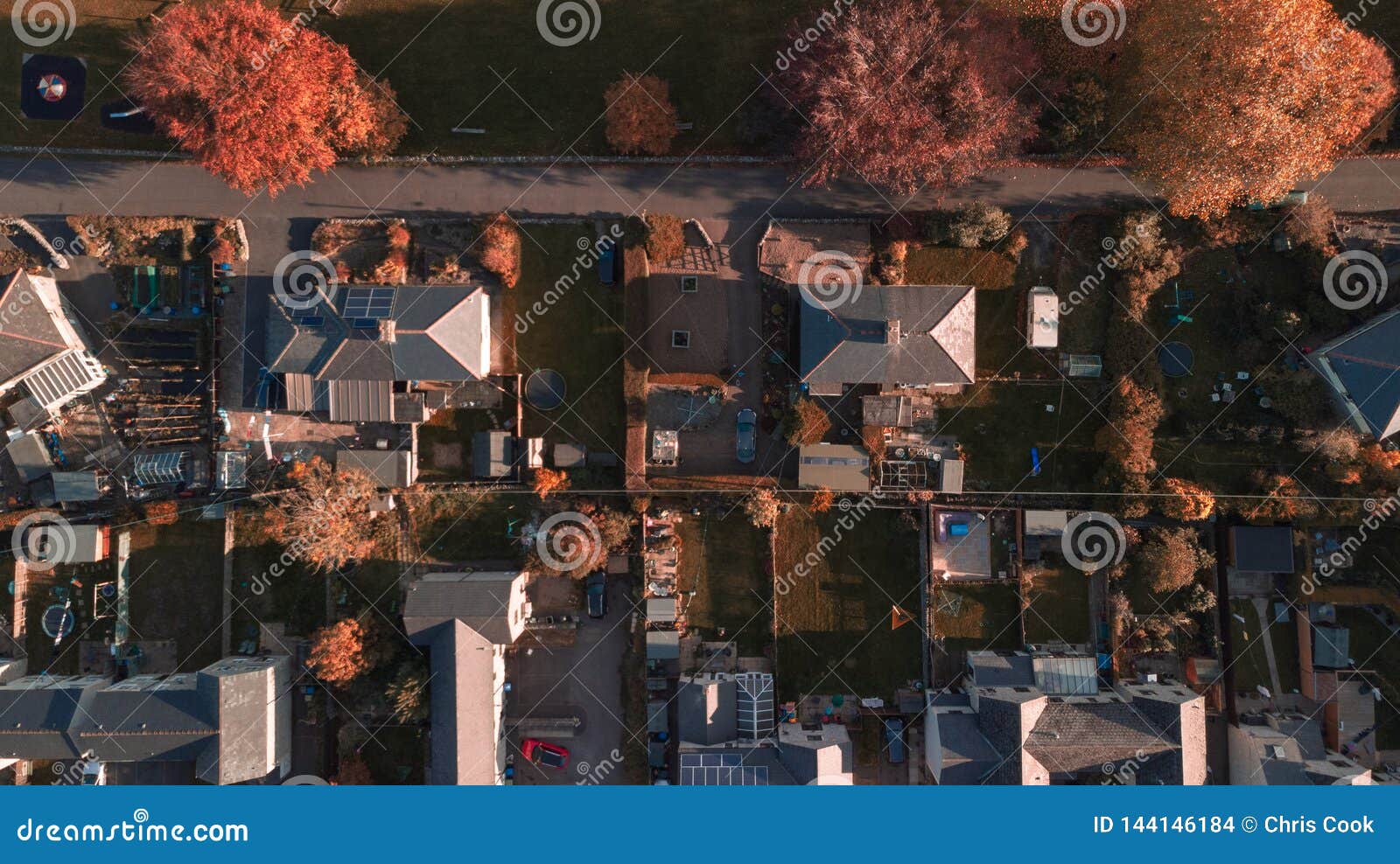 Abejón que critica el tiro aéreo de un pueblo en el distrito máximo en el medio de invierno. Pequeña ciudad inglesa tomada de un alto del abejón encima - de la luz de la tarde