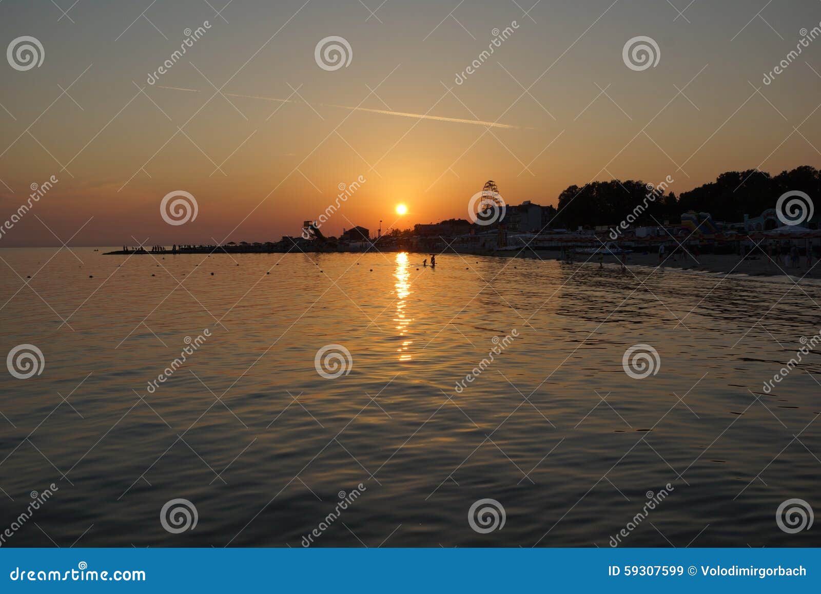 Abend in dem Meer. Sonnenuntergang am Seestillen Sommer am Abend