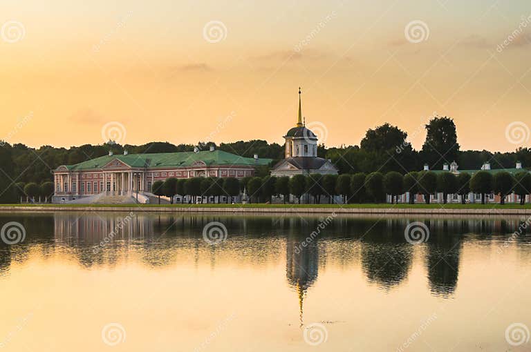 Abendansicht Durch Den Teich Auf Dem Palast Und Der Kirche Mit
