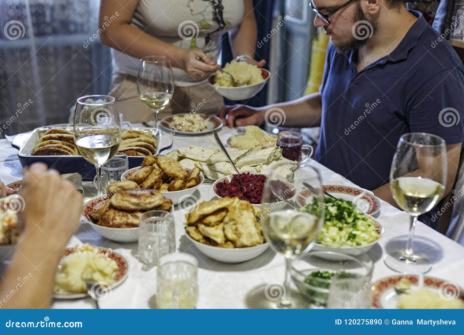 Abendessen Familie Tabelle Fest Lebensmittel Versammlung Gruppe Mahlzeit Partei Leute Feier Geburtstag Danksagung We Stockfoto Bild Von Geburtstag Partei